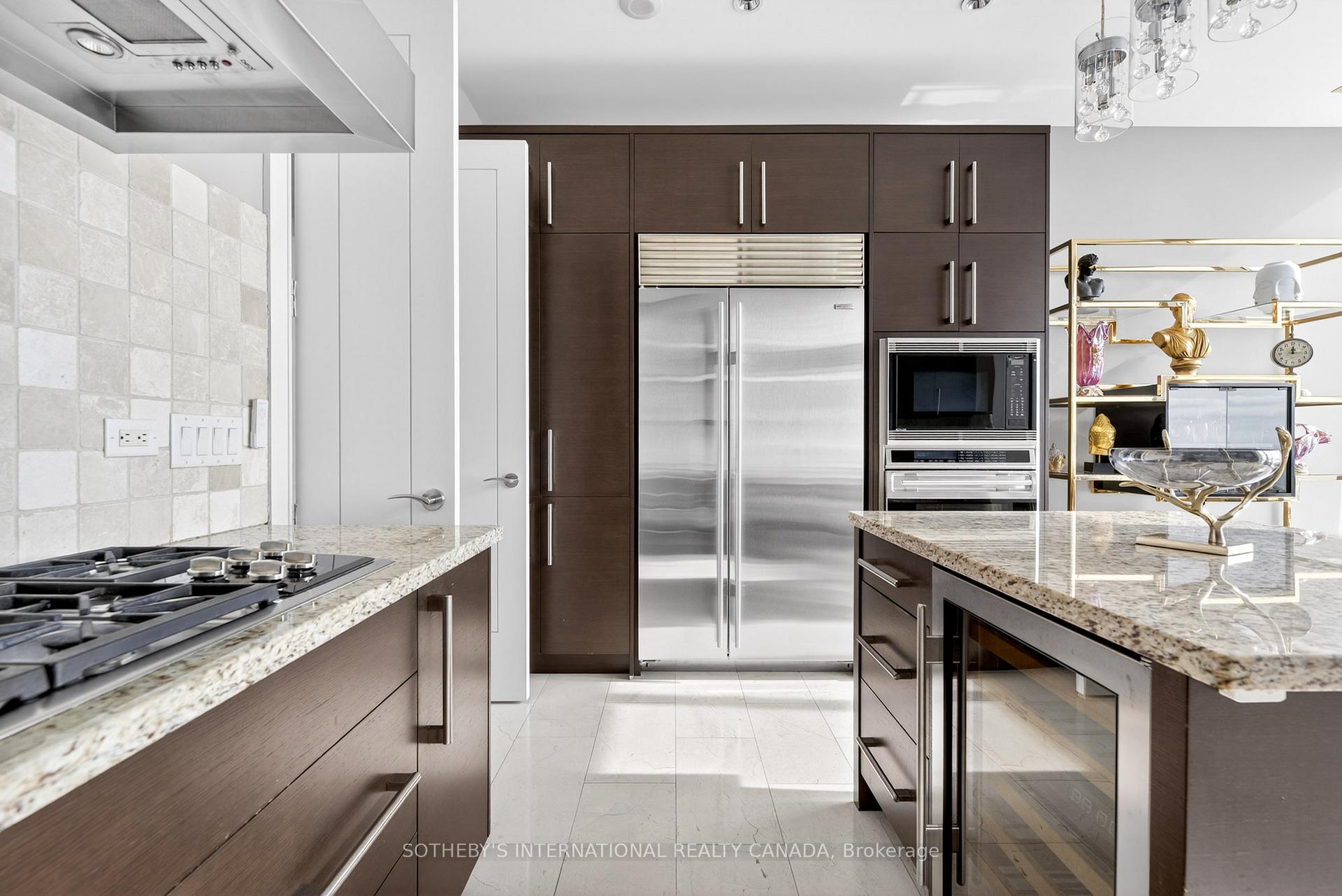 183 Wellington Street W 3905