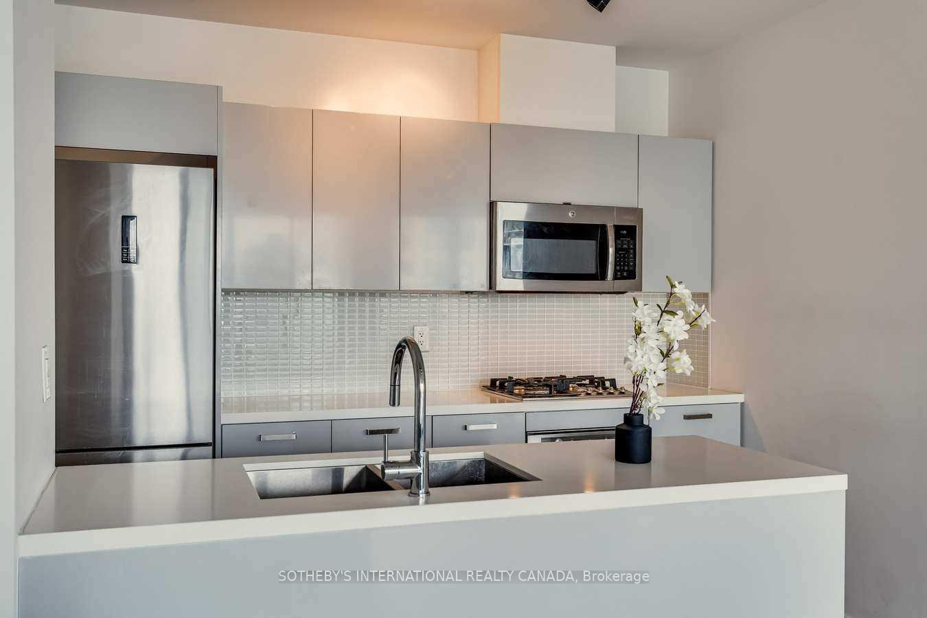 39 Brant Street PH06