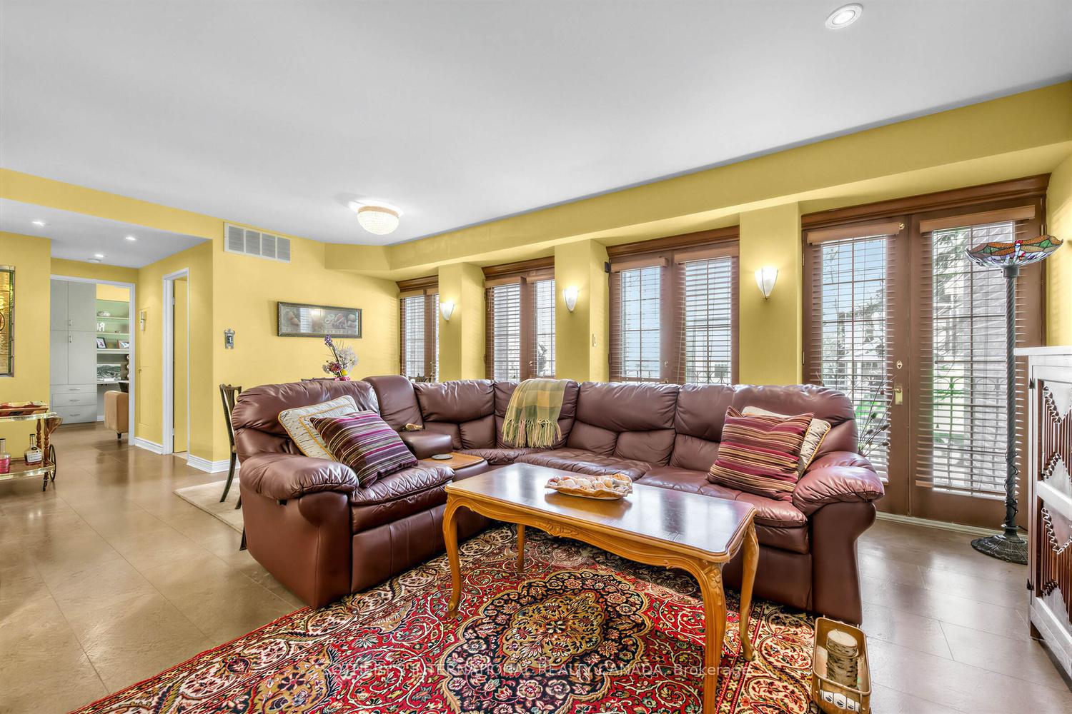 8 Hawthorn Avenue 202