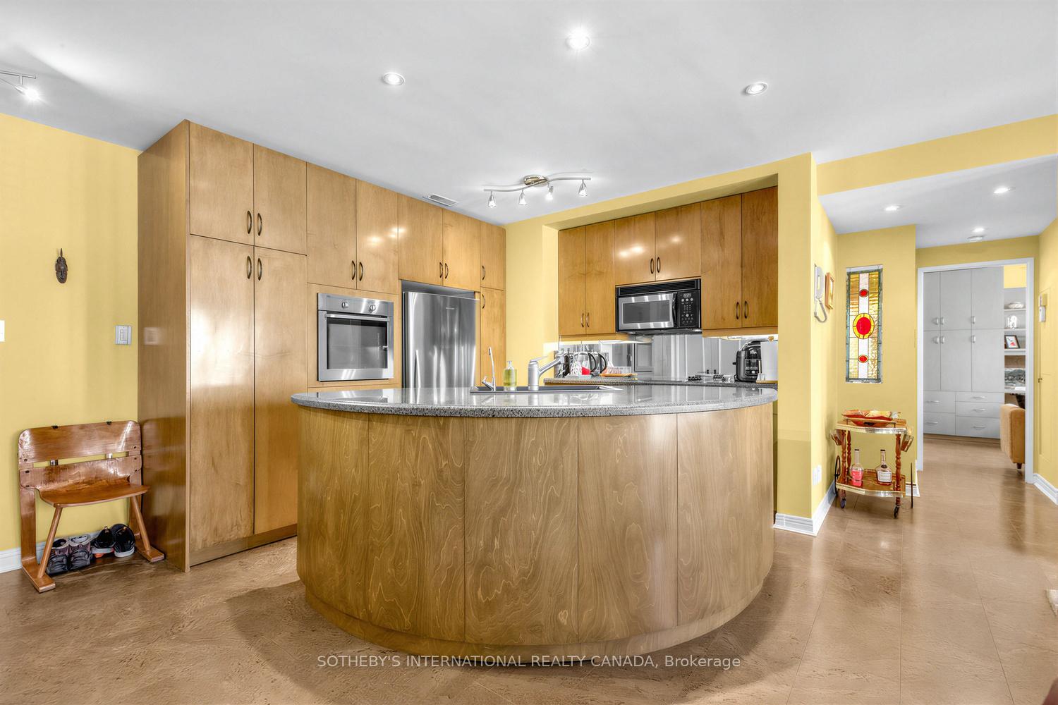 8 Hawthorn Avenue 202