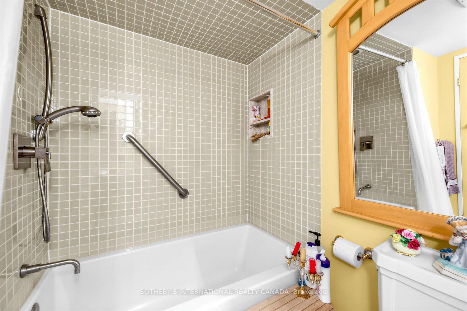 8 Hawthorn Avenue 202