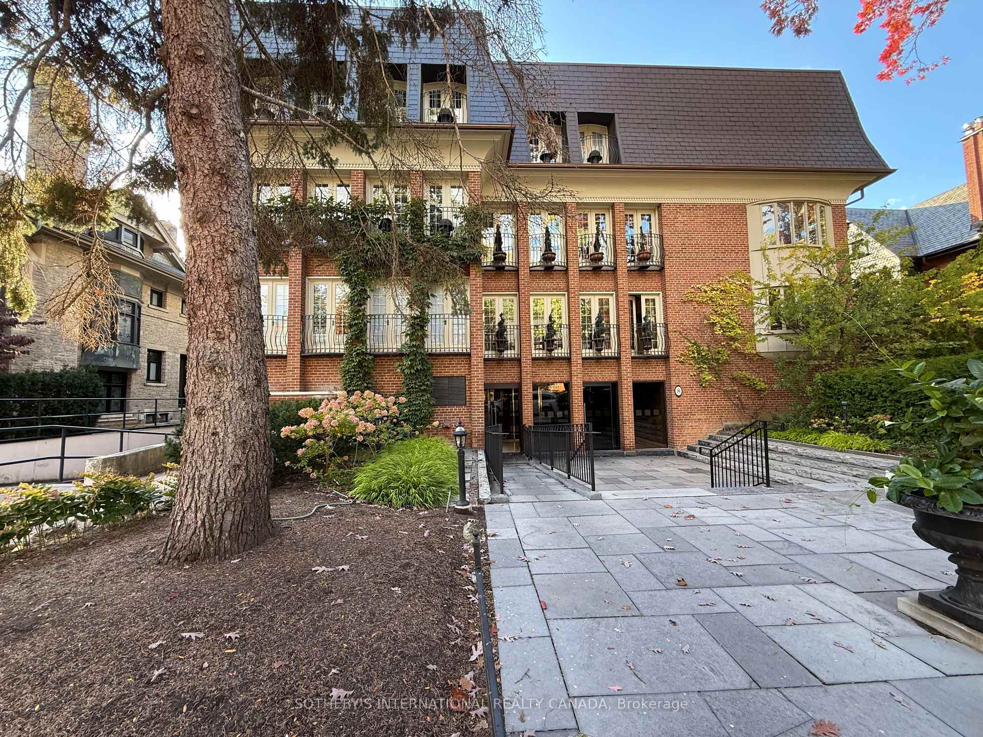 8 Hawthorn Avenue 202