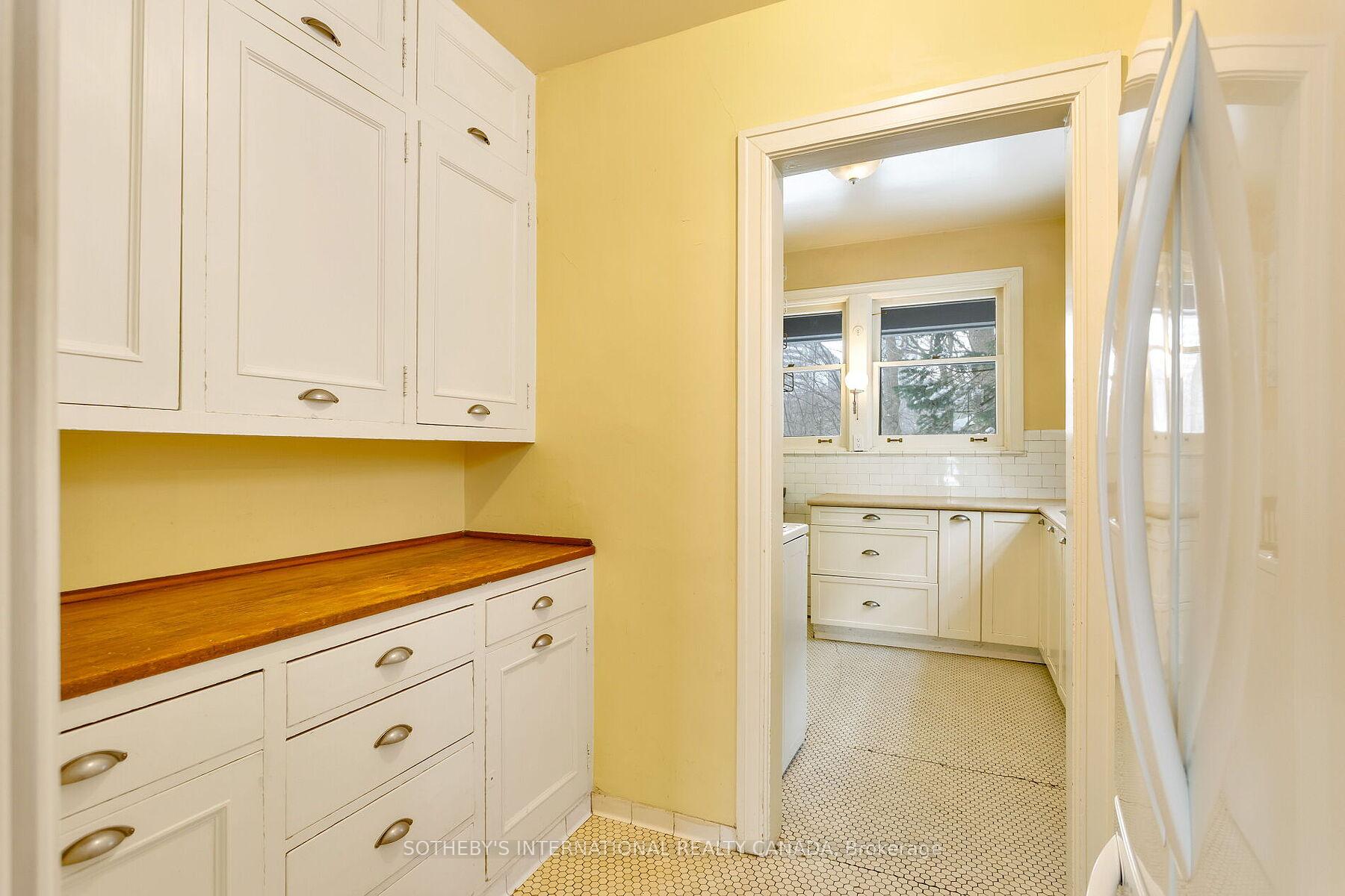 16 Rose Park Crescent