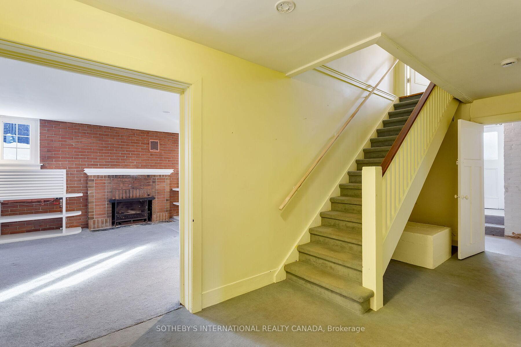 16 Rose Park Crescent