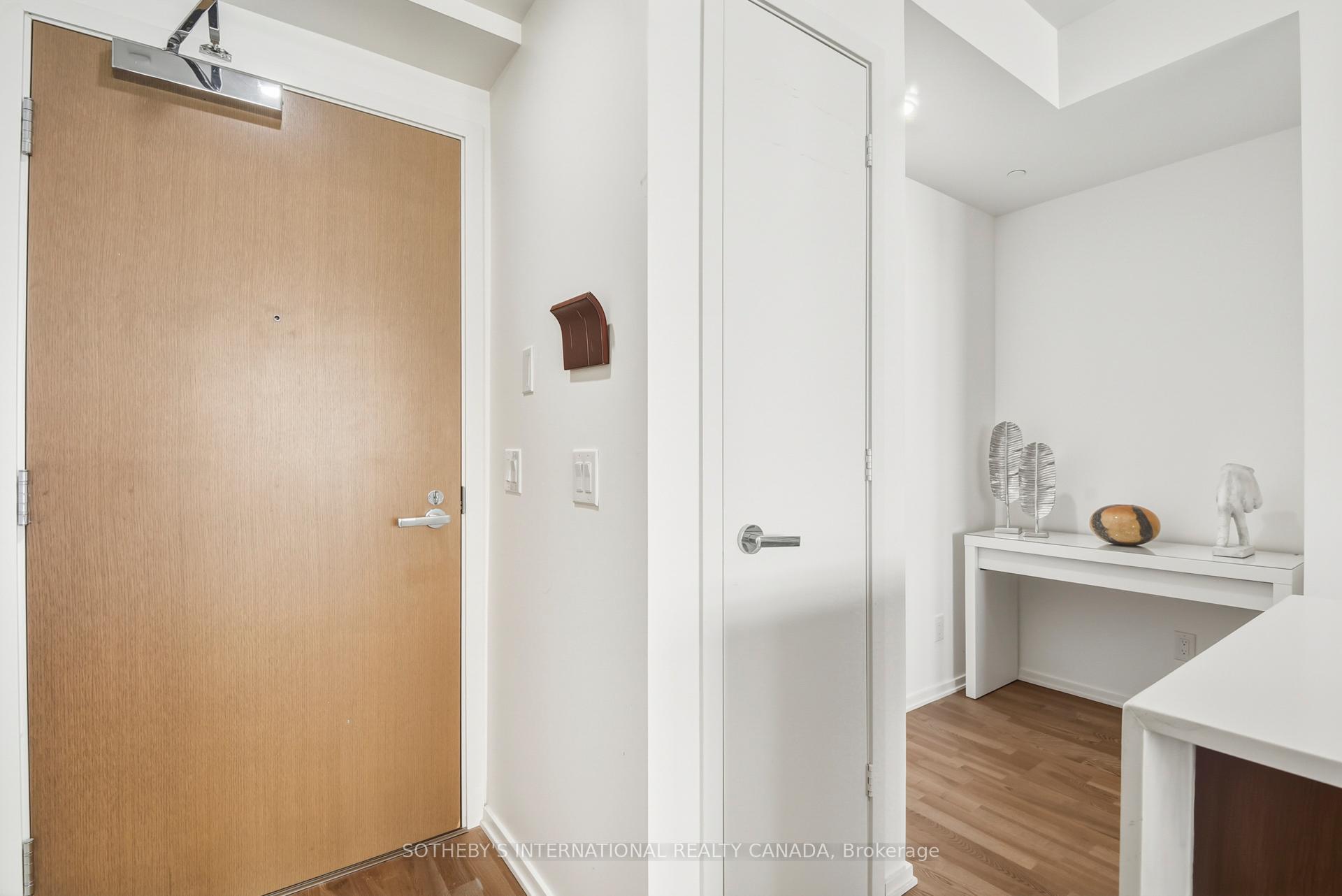 1 Bloor Street E 2712