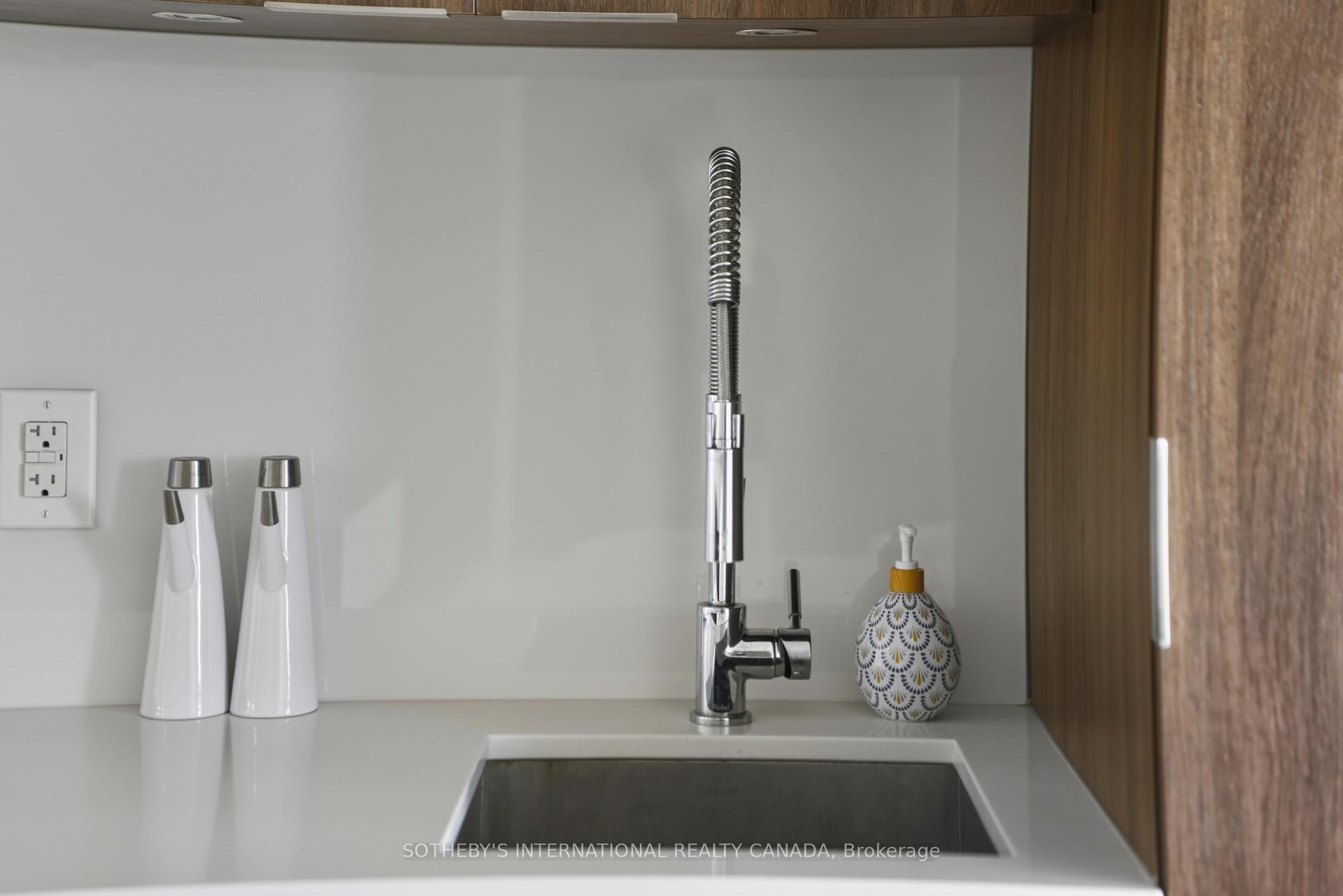 1 Bloor Street E 2712