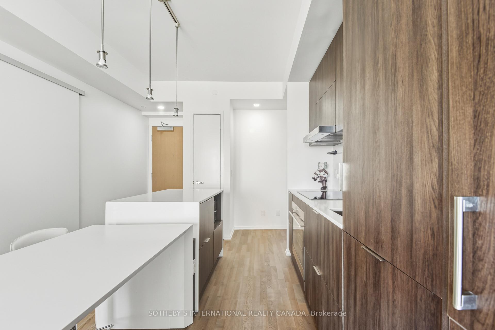 1 Bloor Street E 2712