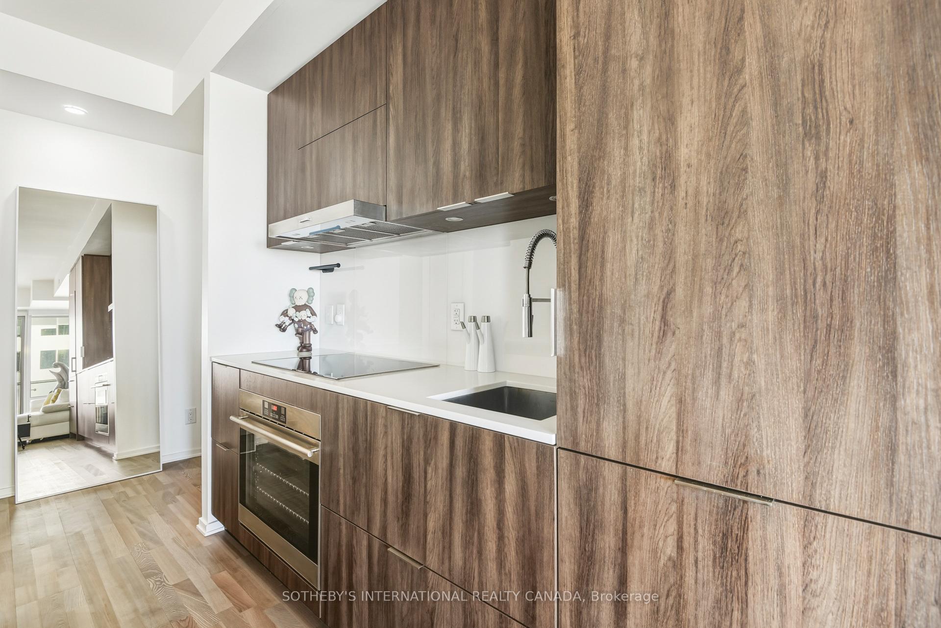 1 Bloor Street E 2712