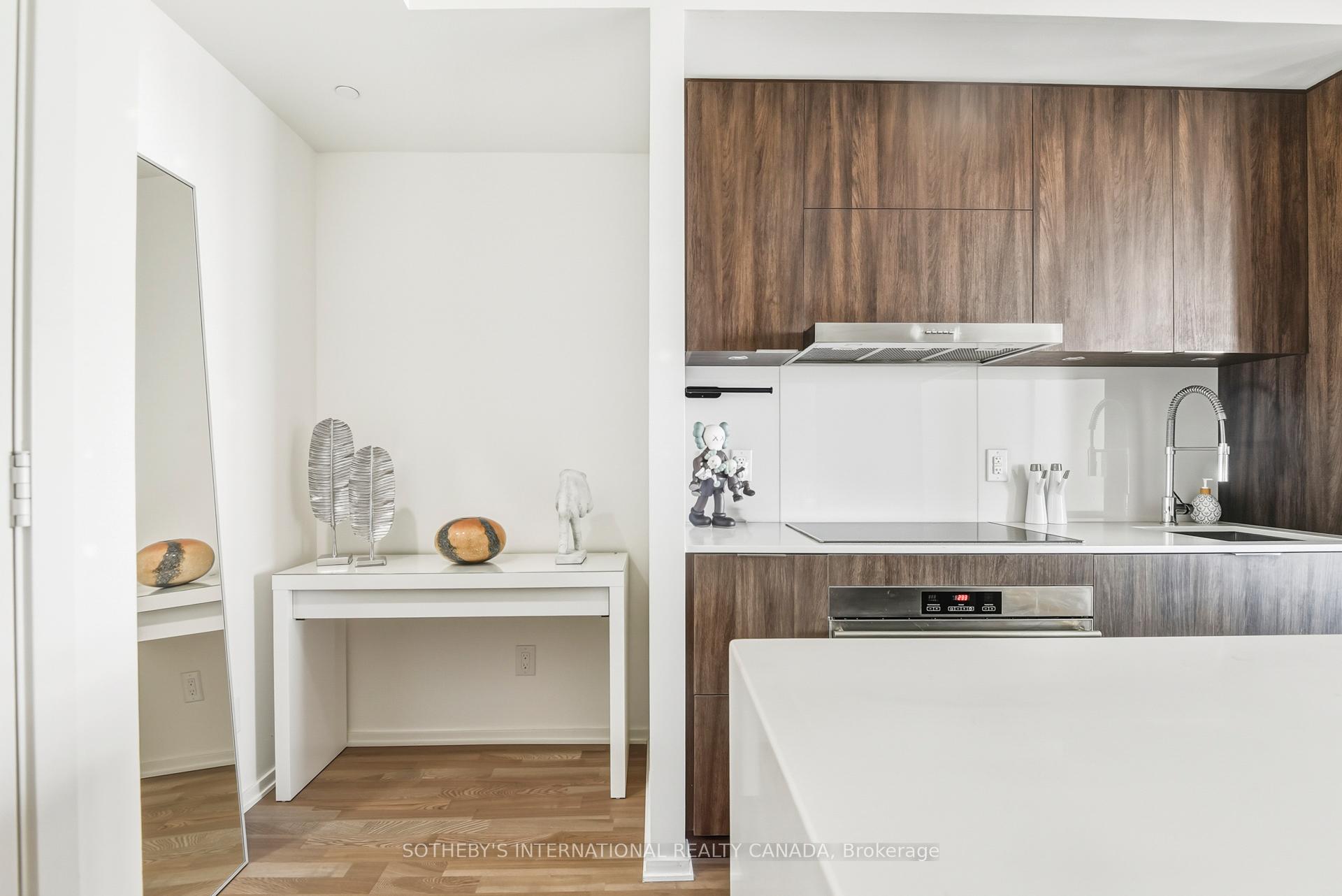 1 Bloor Street E 2712