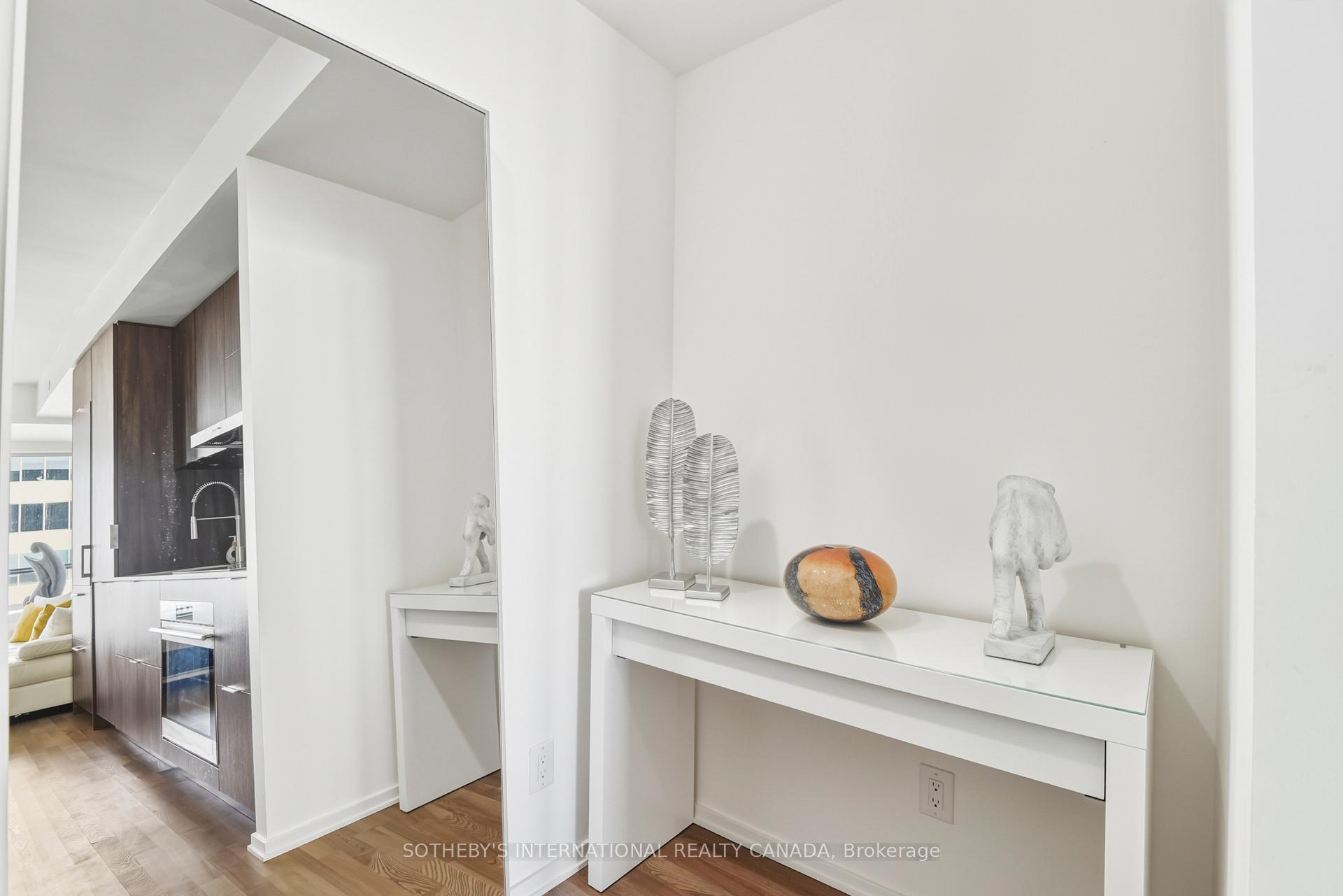 1 Bloor Street E 2712