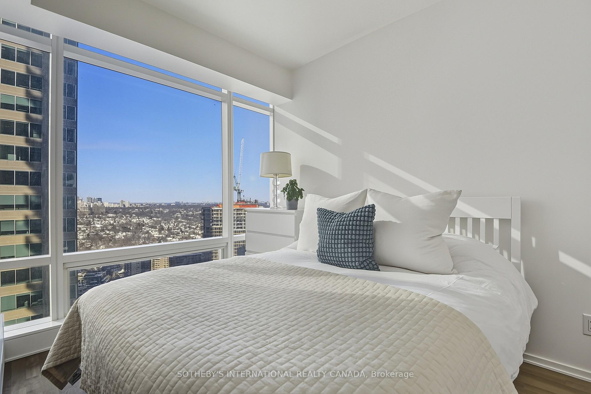 1 Bloor Street E 2712