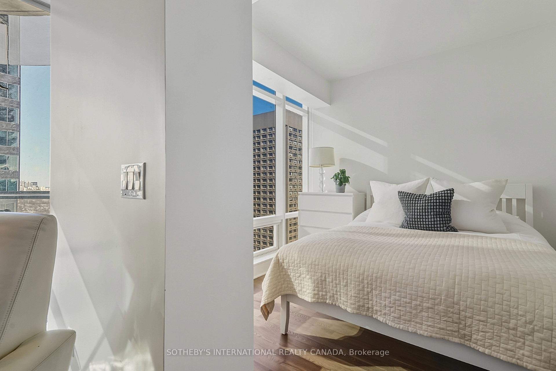 1 Bloor Street E 2712