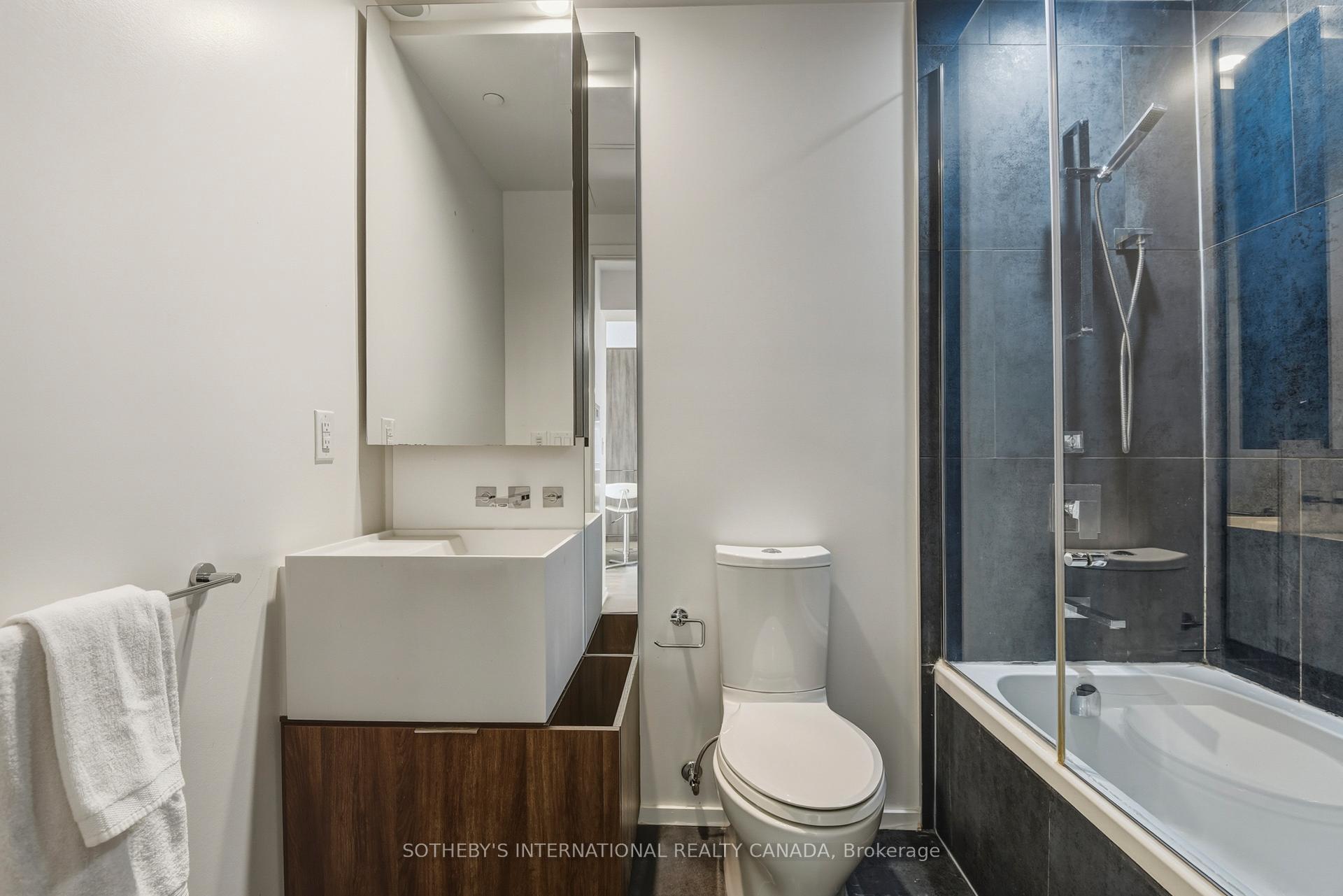 1 Bloor Street E 2712