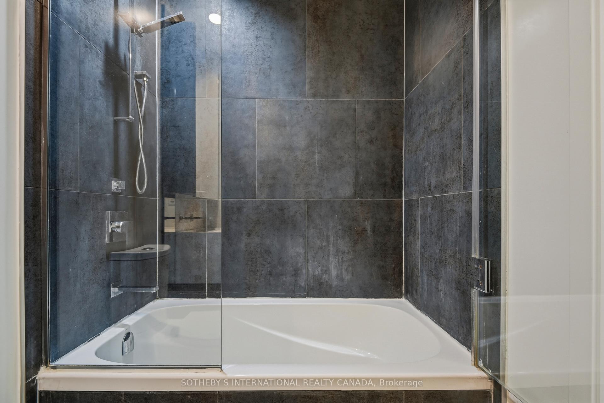 1 Bloor Street E 2712