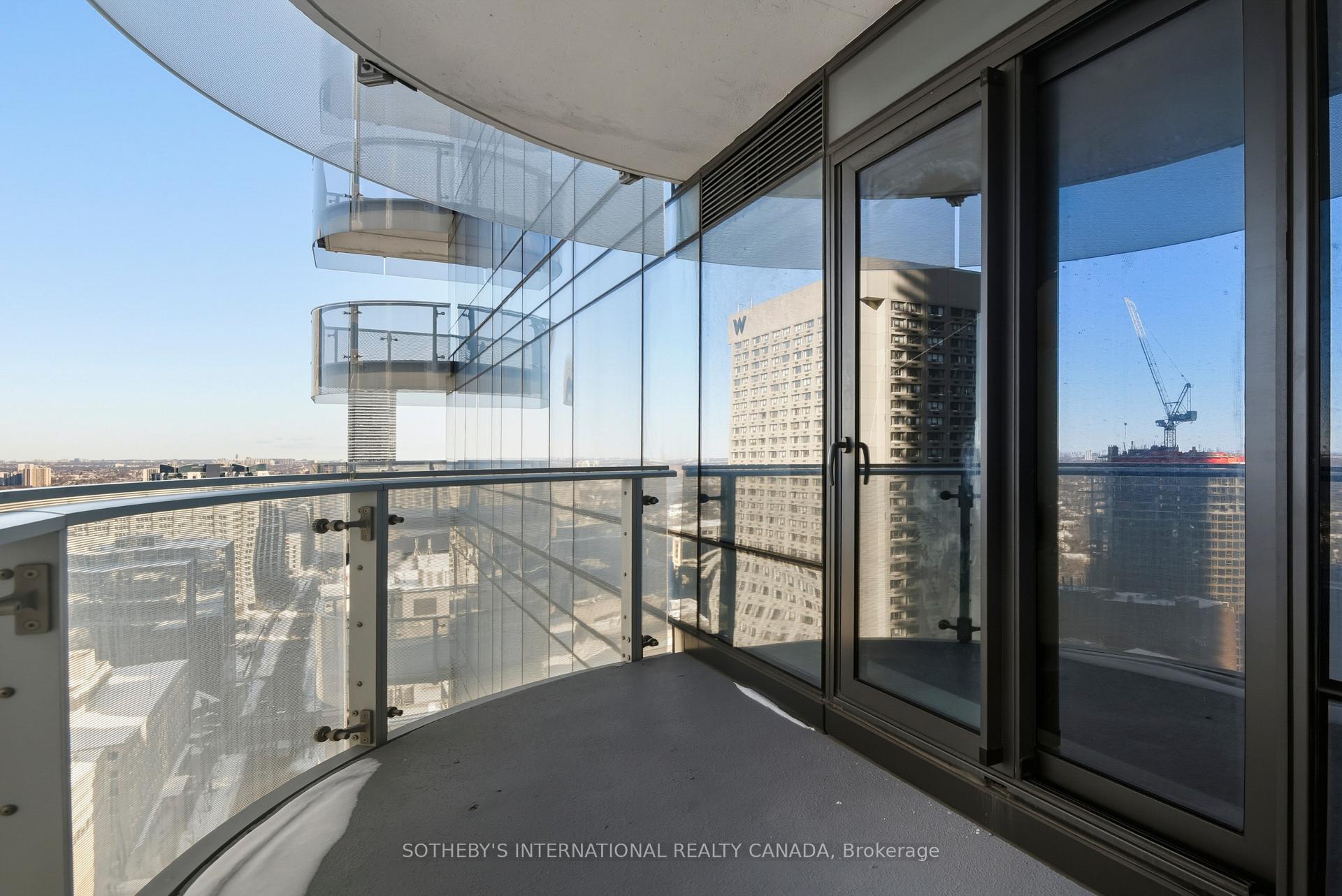 1 Bloor Street E 2712