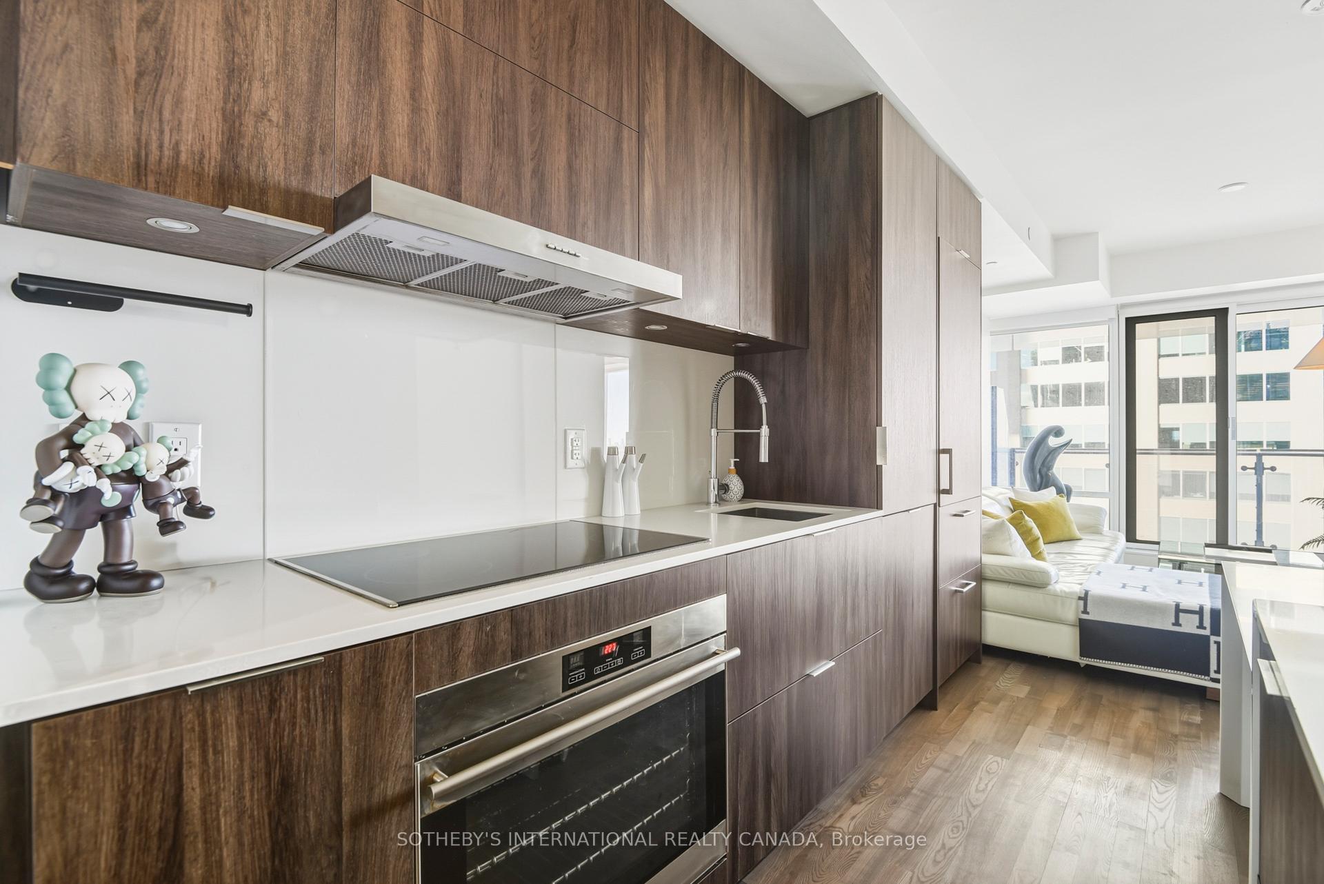 1 Bloor Street E 2712