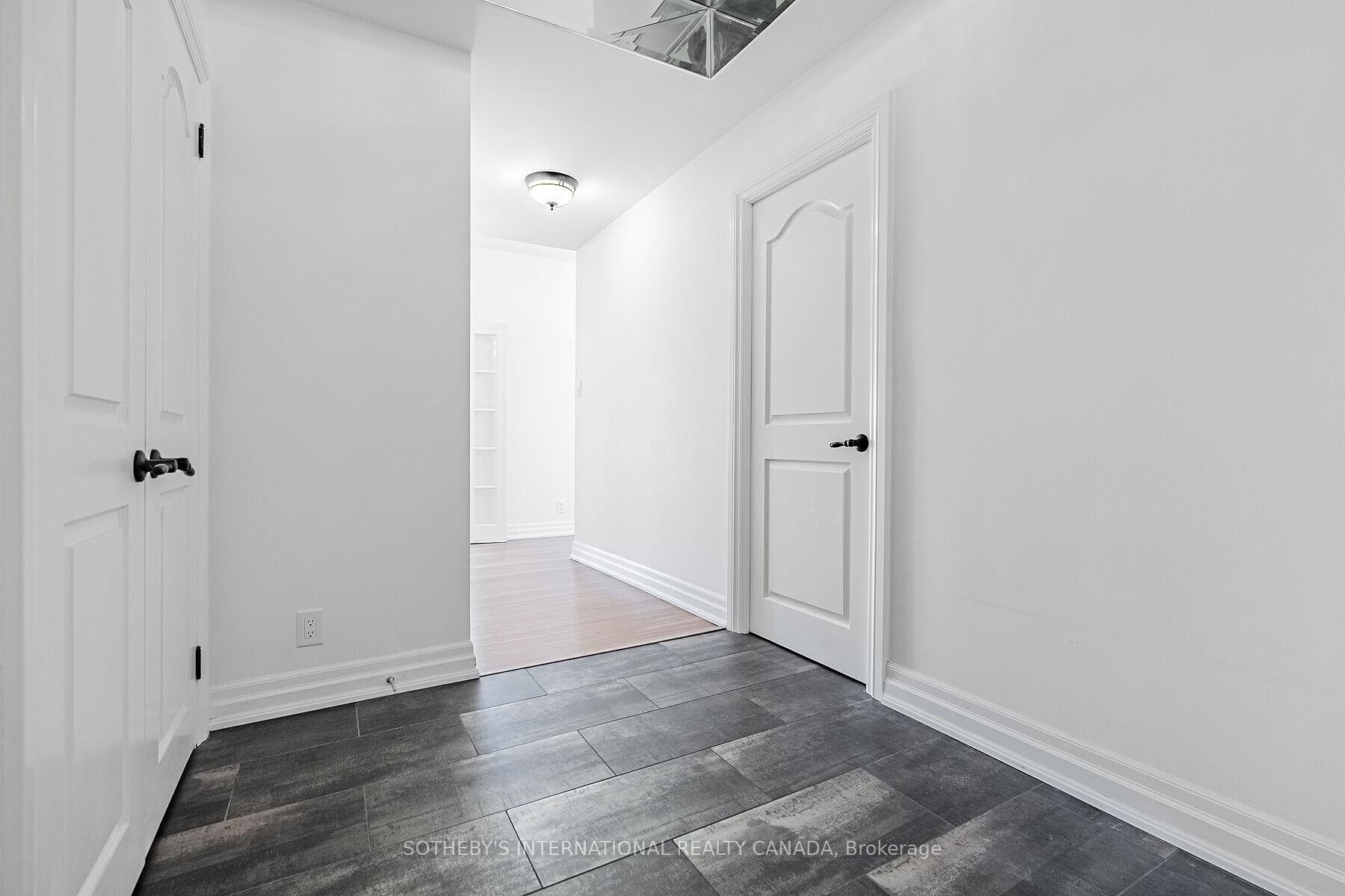 10 Queens Quay W 2305