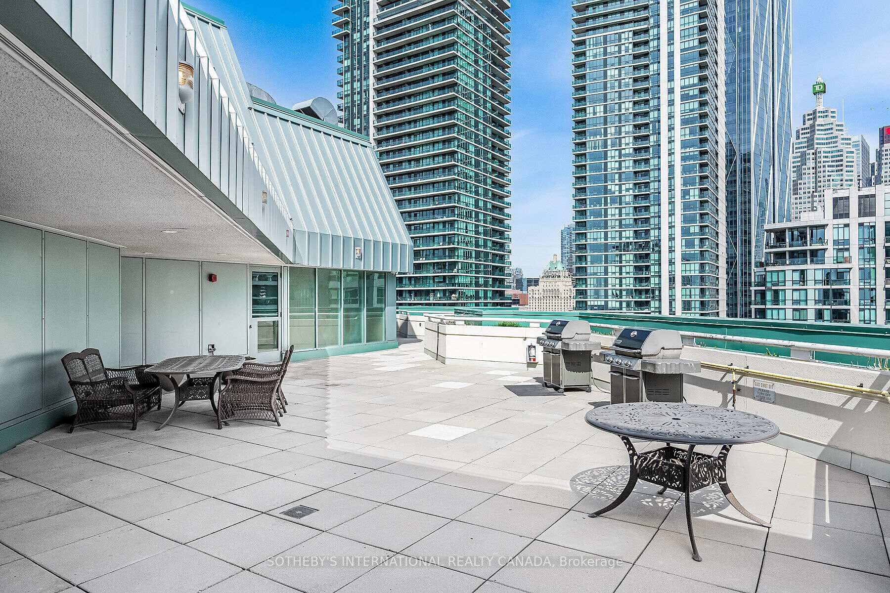 10 Queens Quay W 2305