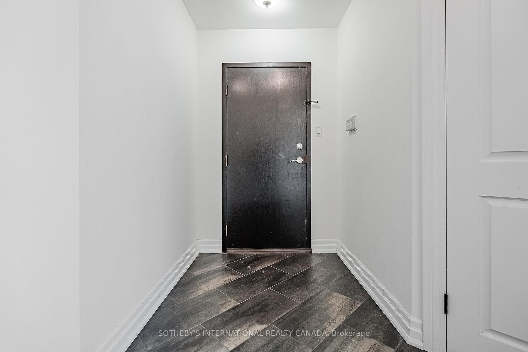 10 Queens Quay W 2305