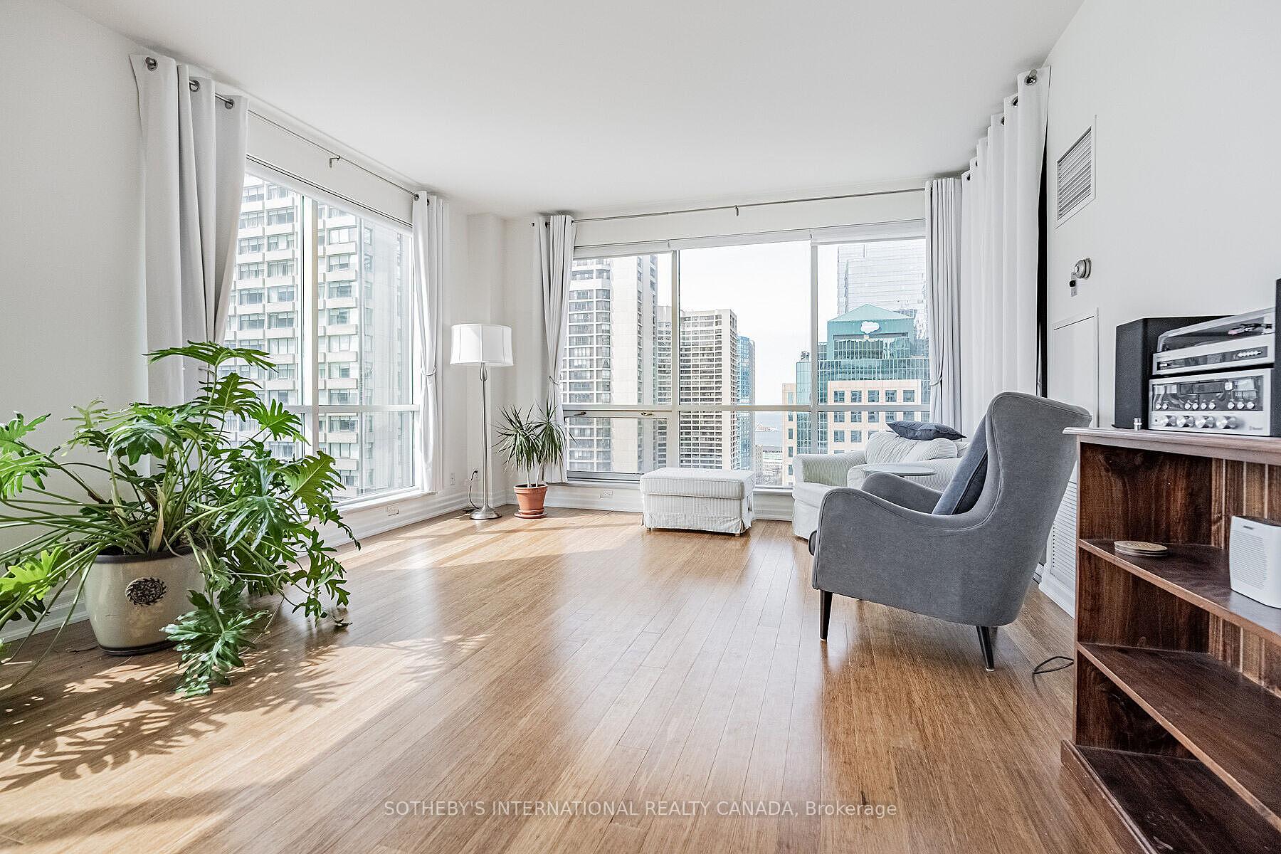 10 Queens Quay W 2305