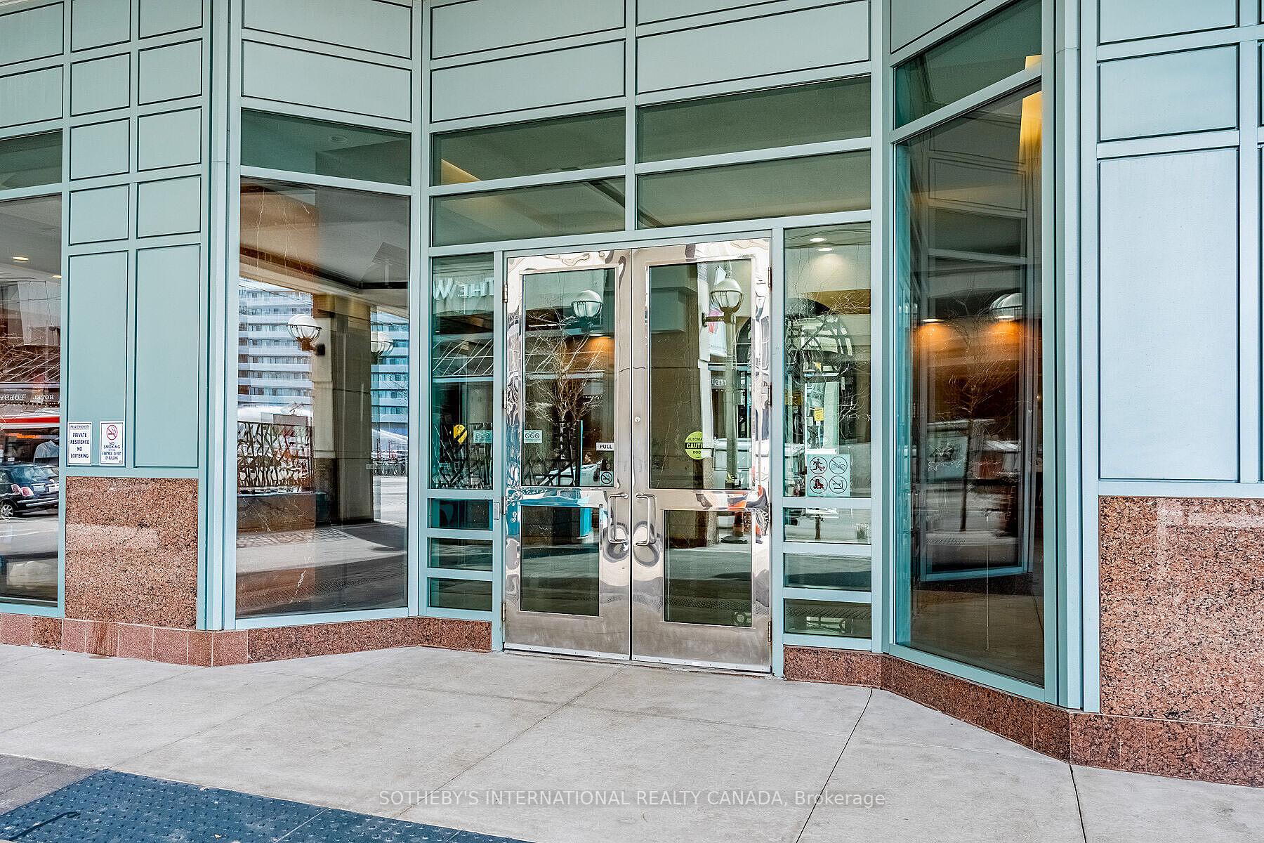 10 Queens Quay W 2305
