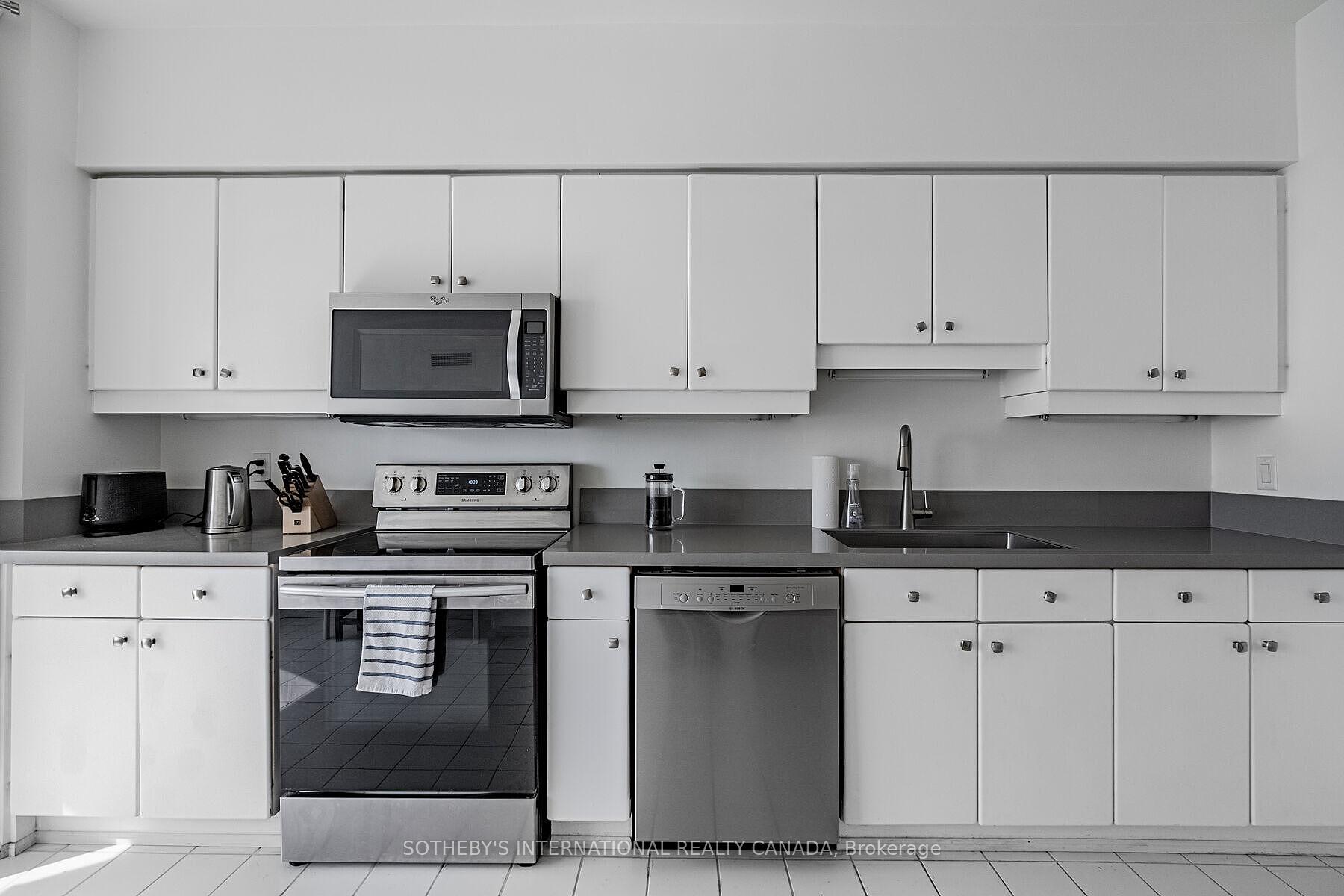 10 Queens Quay W 2305