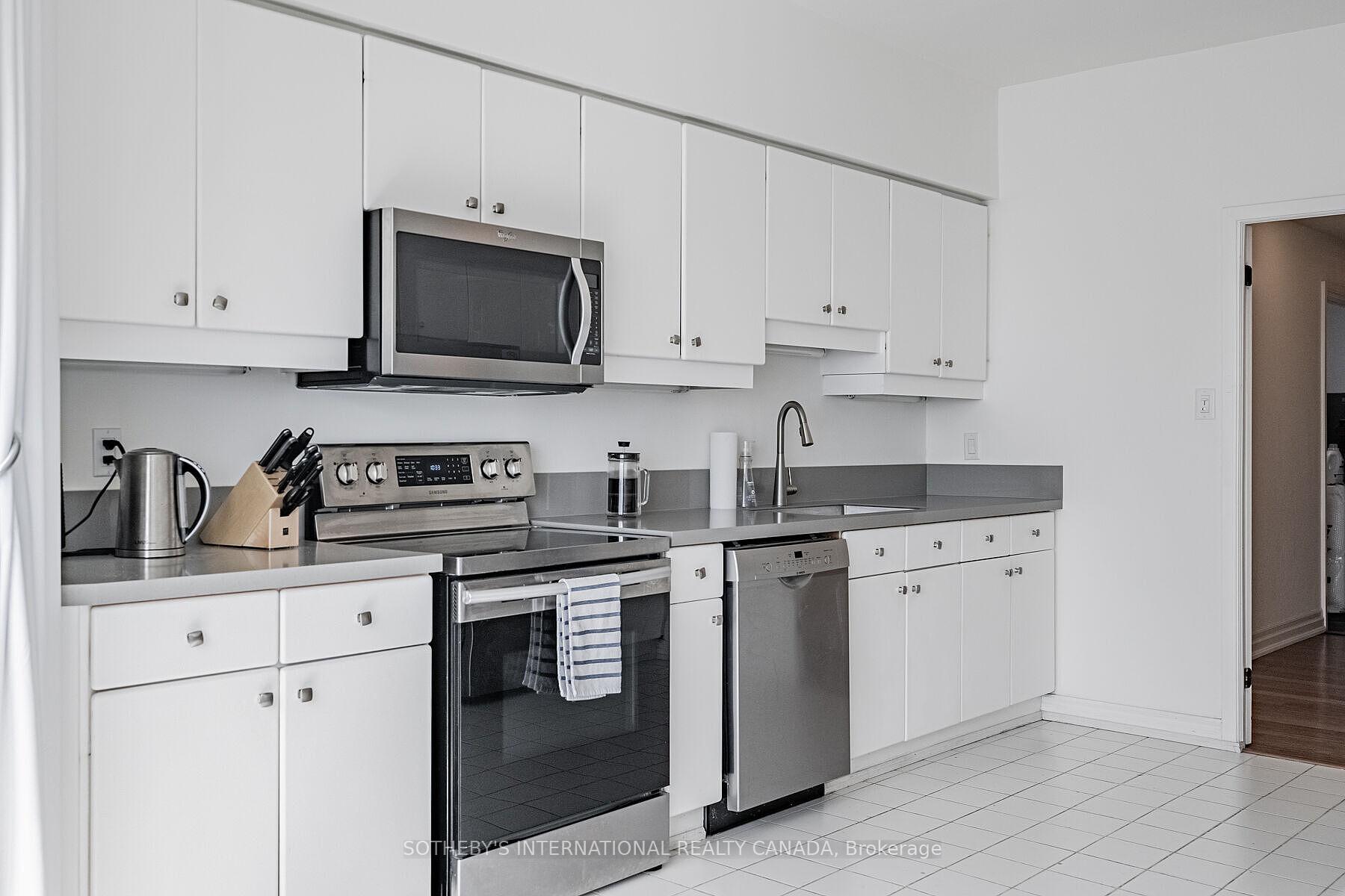 10 Queens Quay W 2305