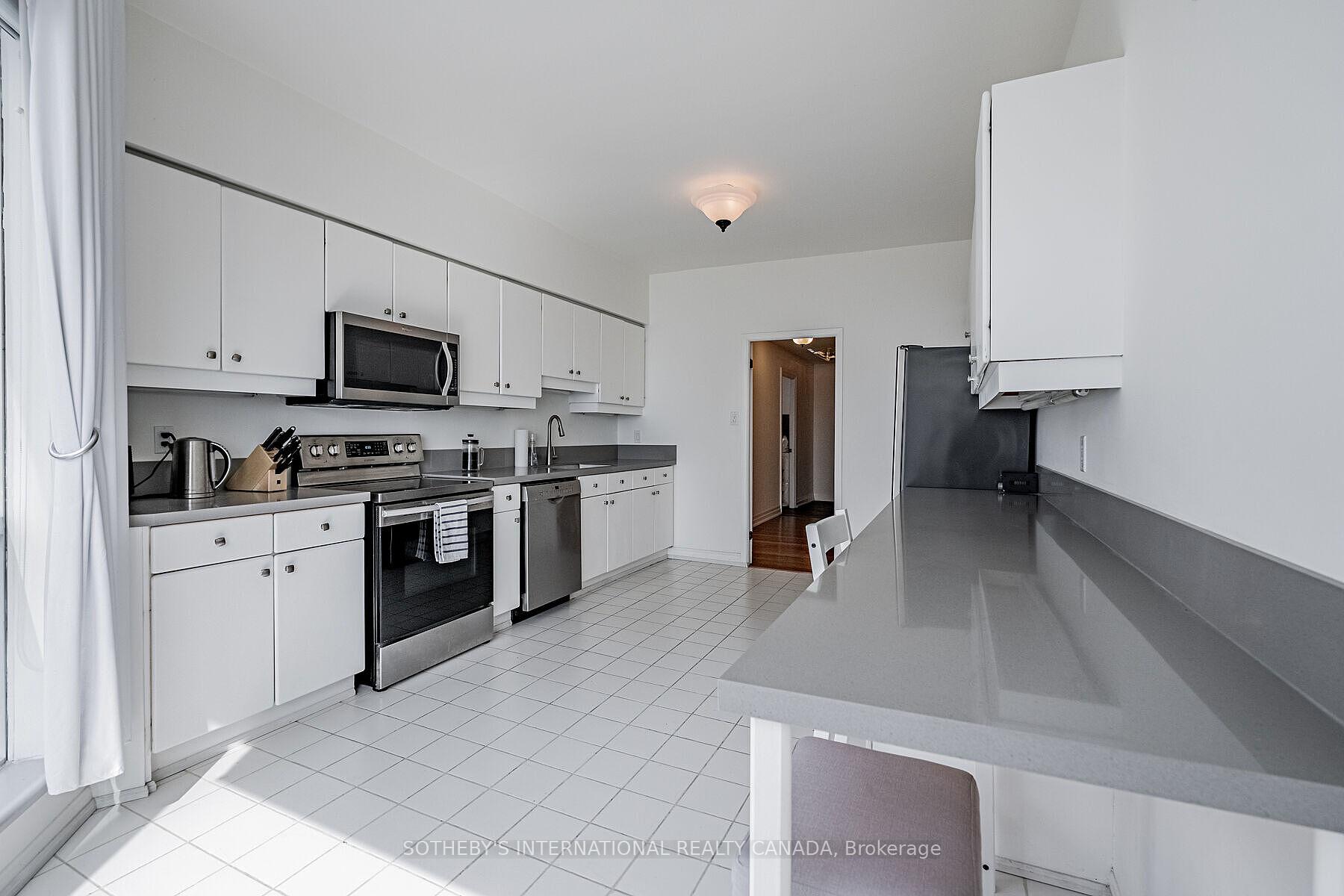 10 Queens Quay W 2305