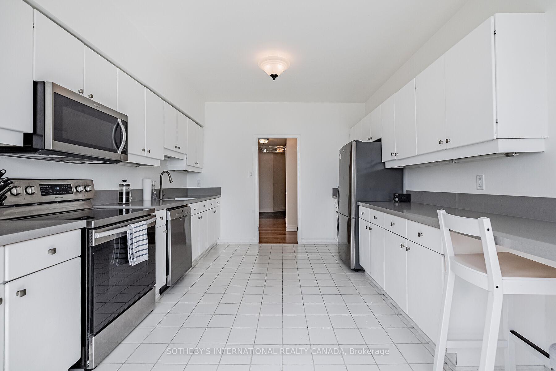 10 Queens Quay W 2305