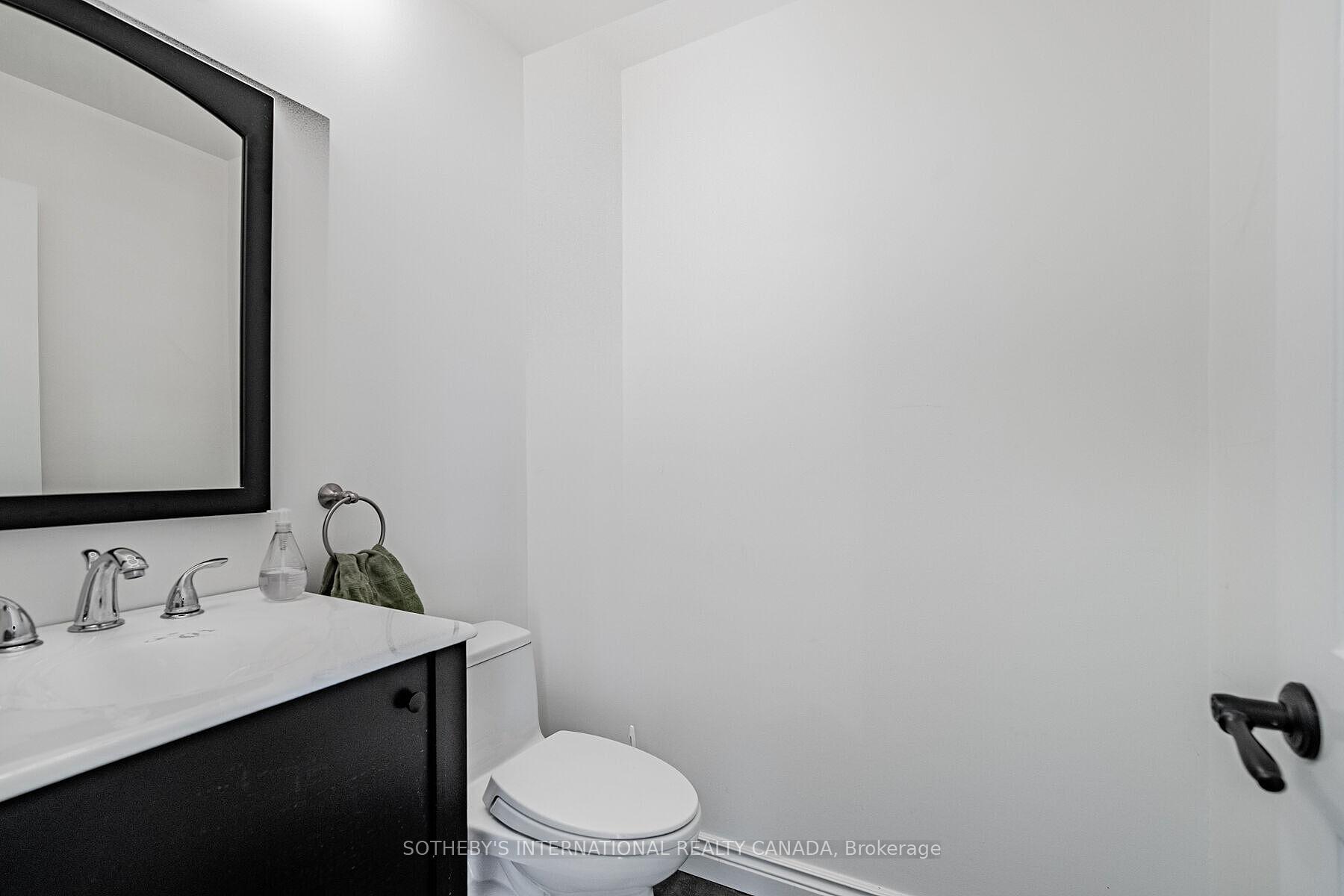 10 Queens Quay W 2305