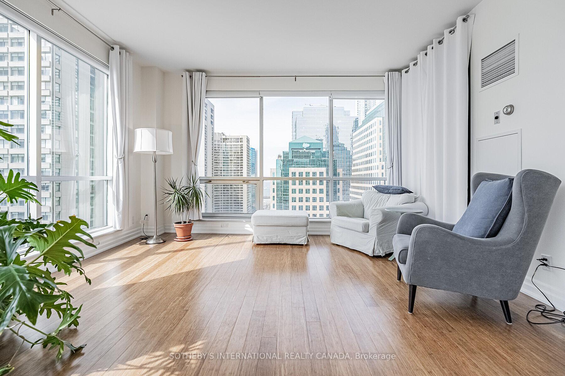 10 Queens Quay W 2305
