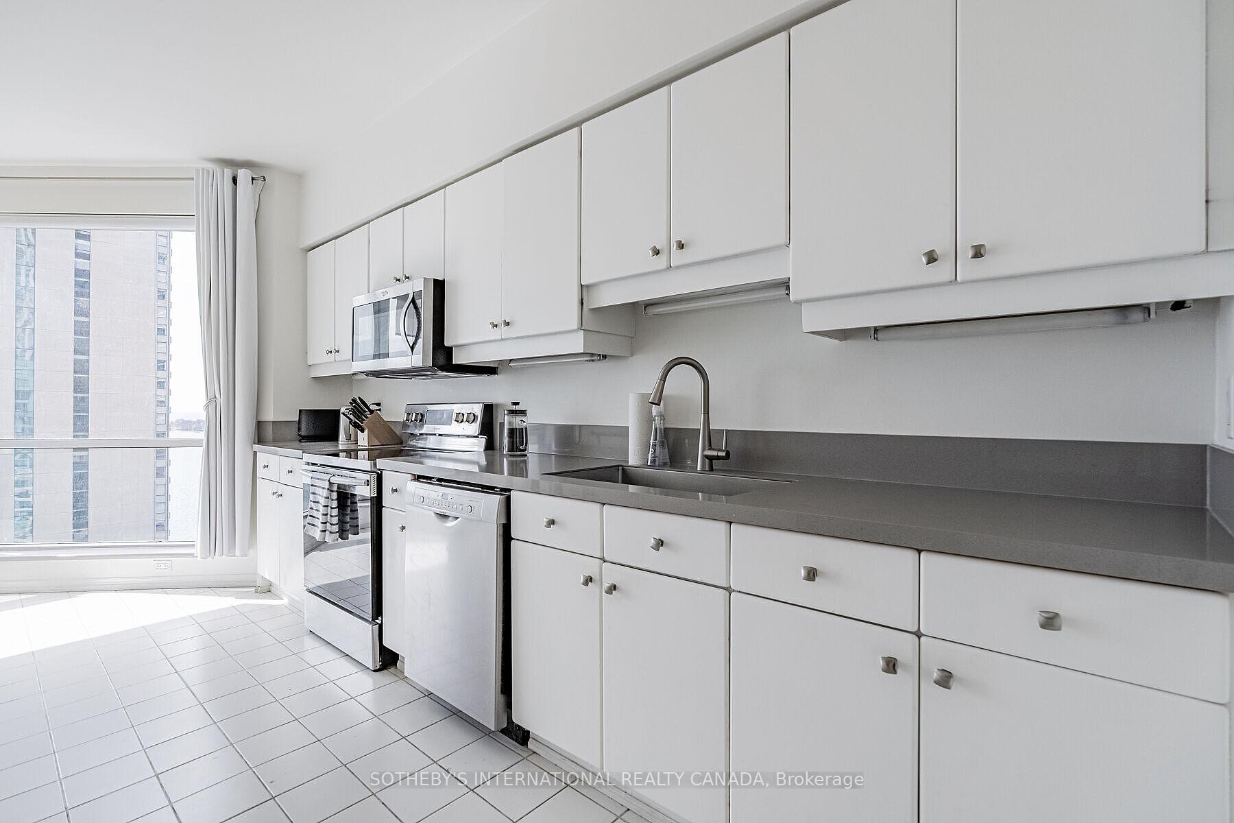 10 Queens Quay W 2305