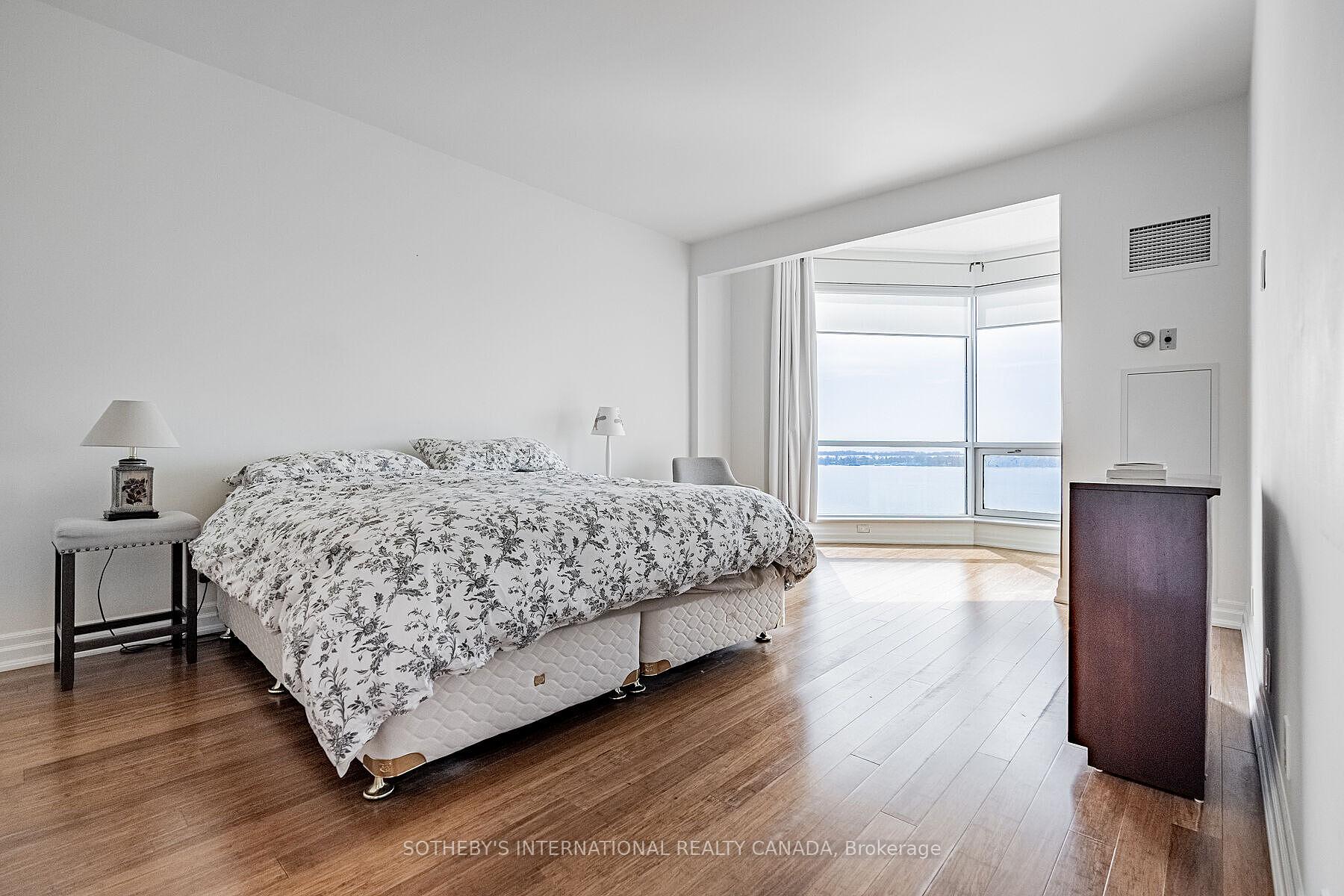 10 Queens Quay W 2305
