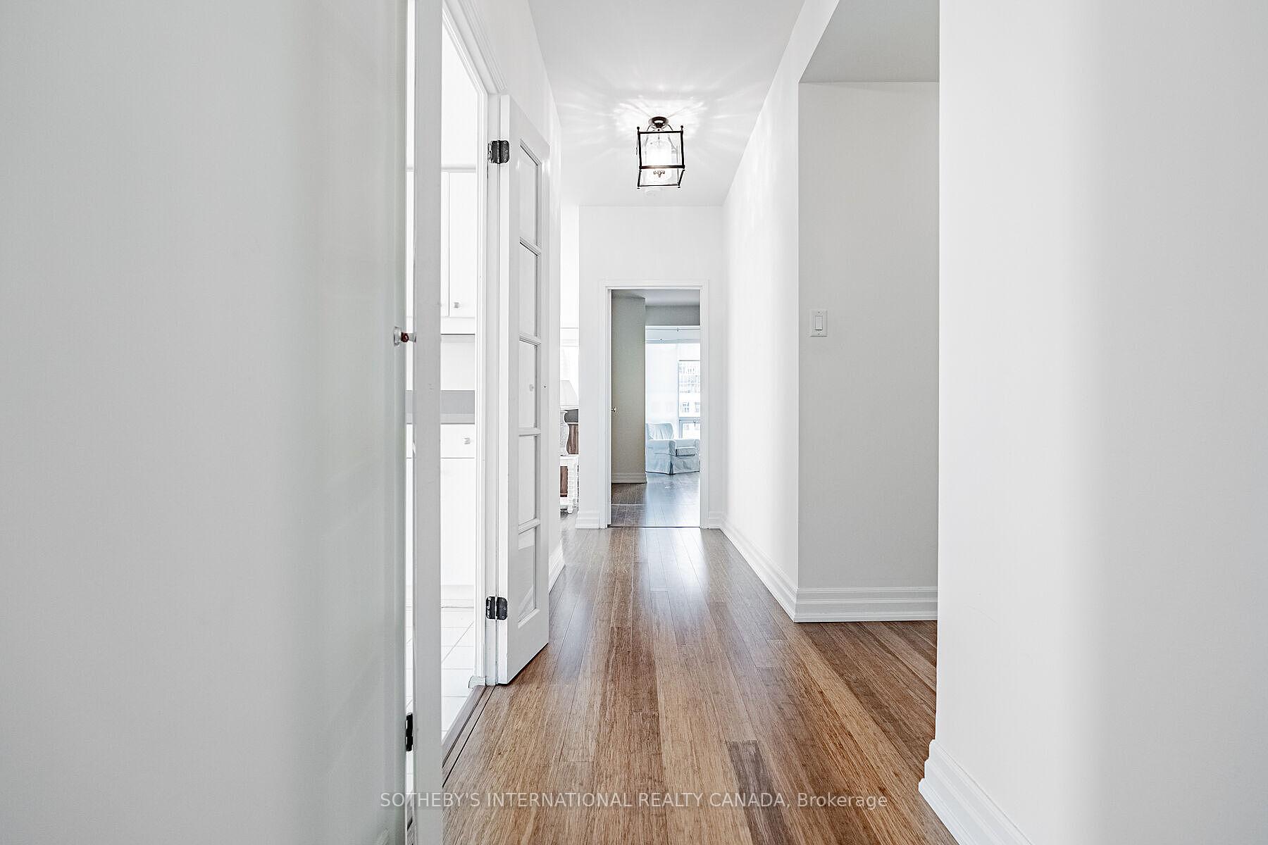 10 Queens Quay W 2305