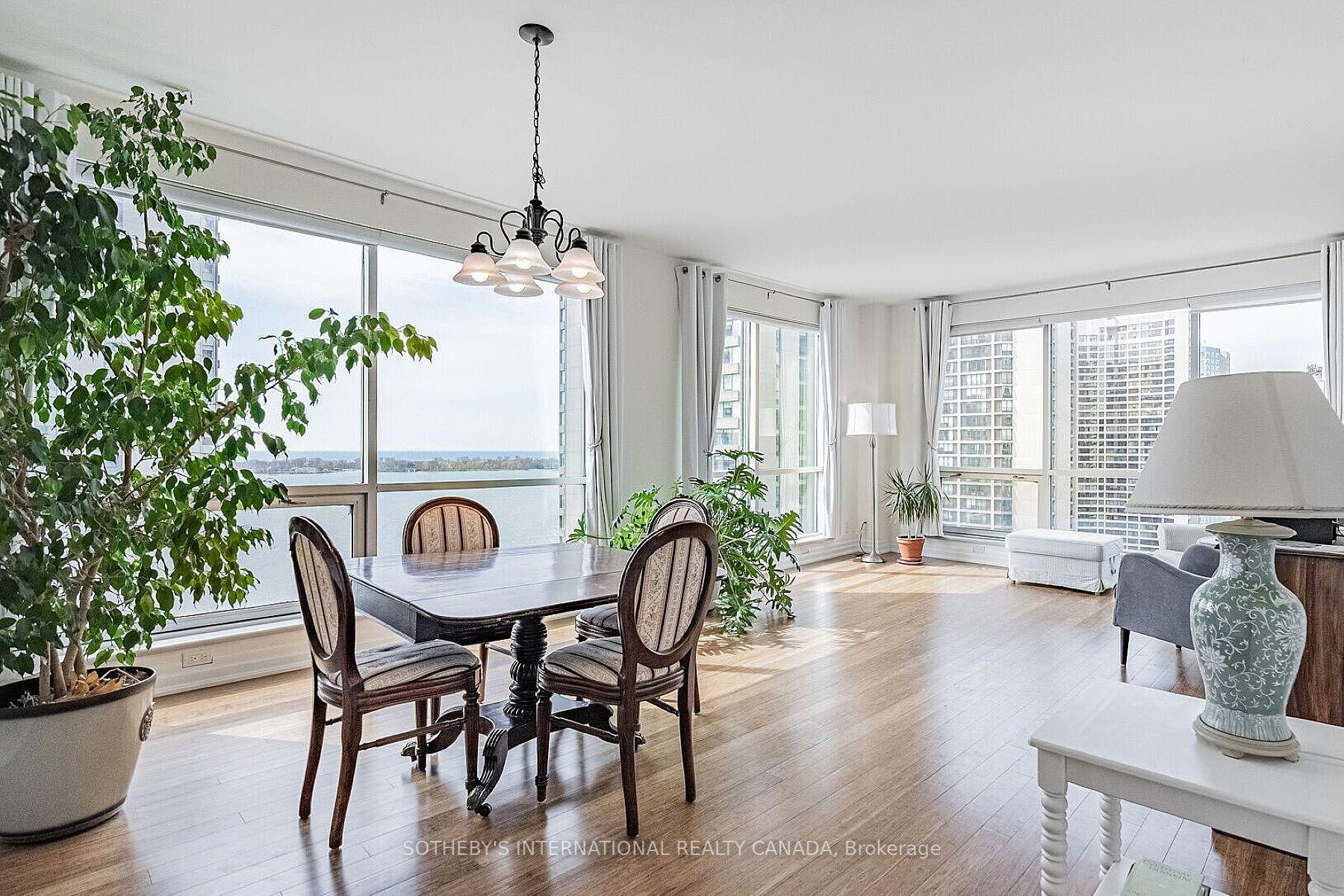 10 Queens Quay W 2305