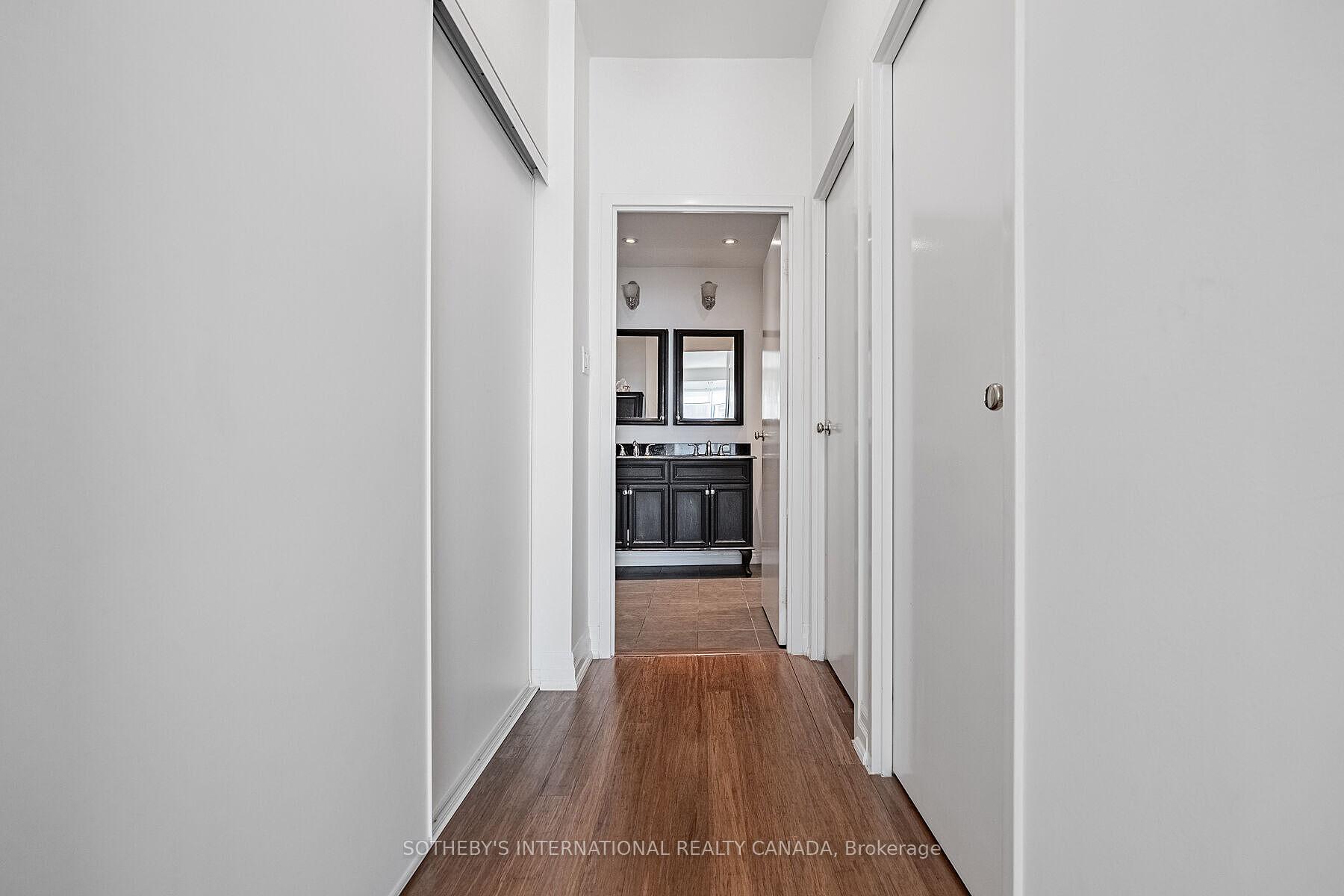10 Queens Quay W 2305