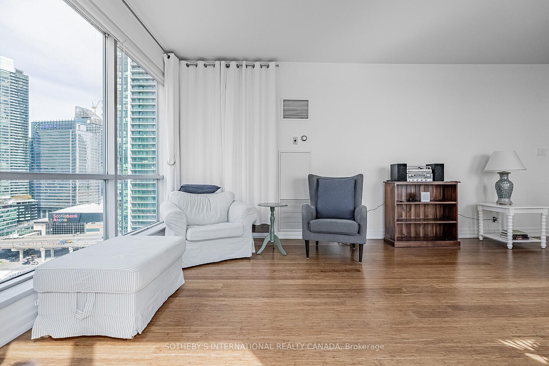 10 Queens Quay W 2305