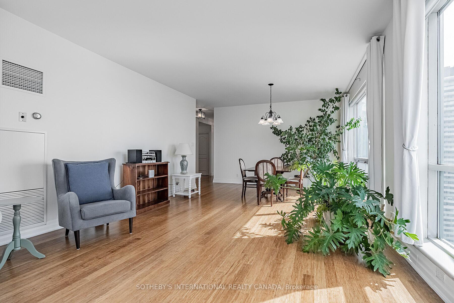 10 Queens Quay W 2305
