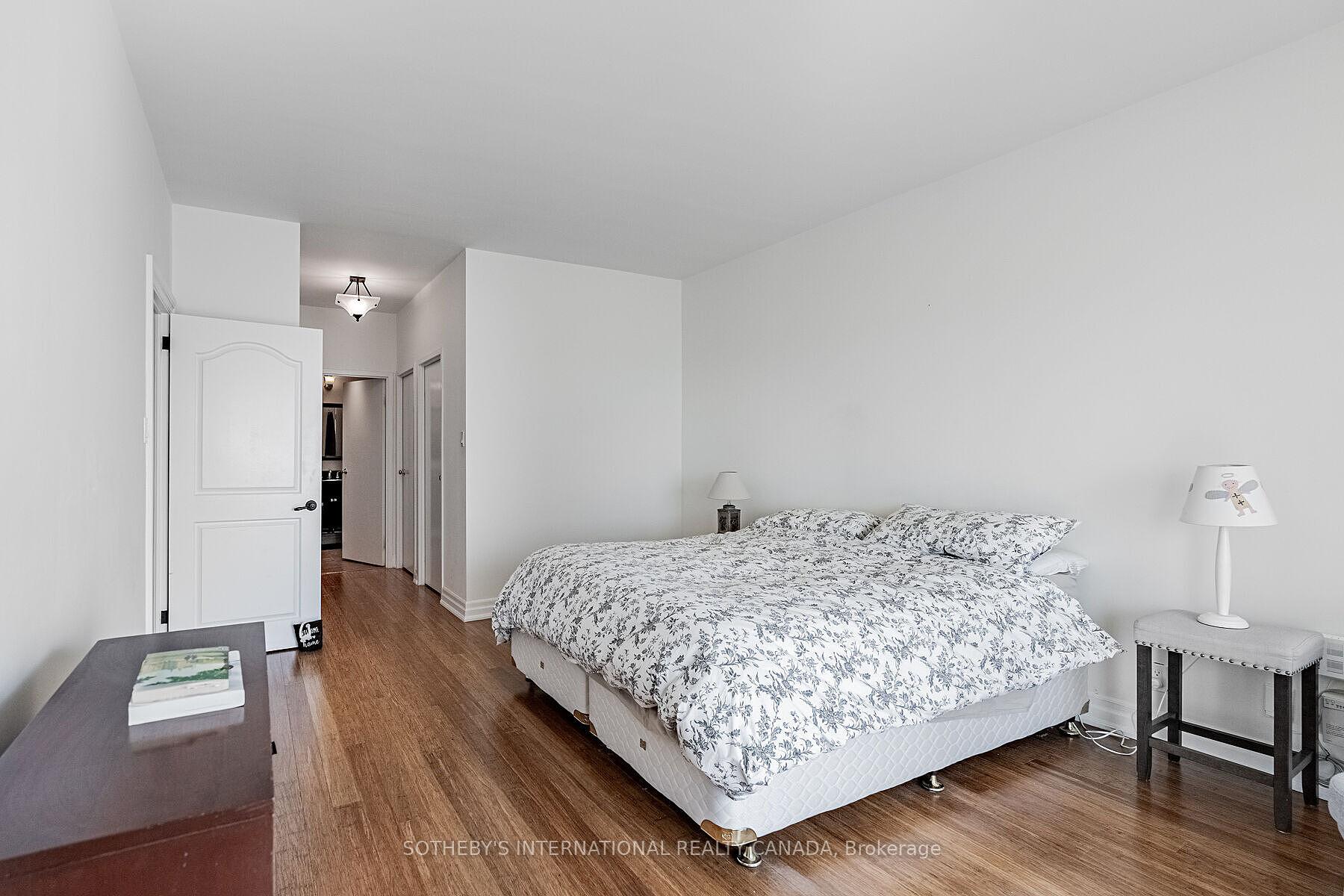 10 Queens Quay W 2305