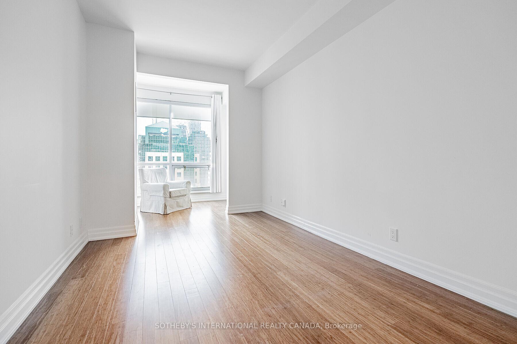 10 Queens Quay W 2305