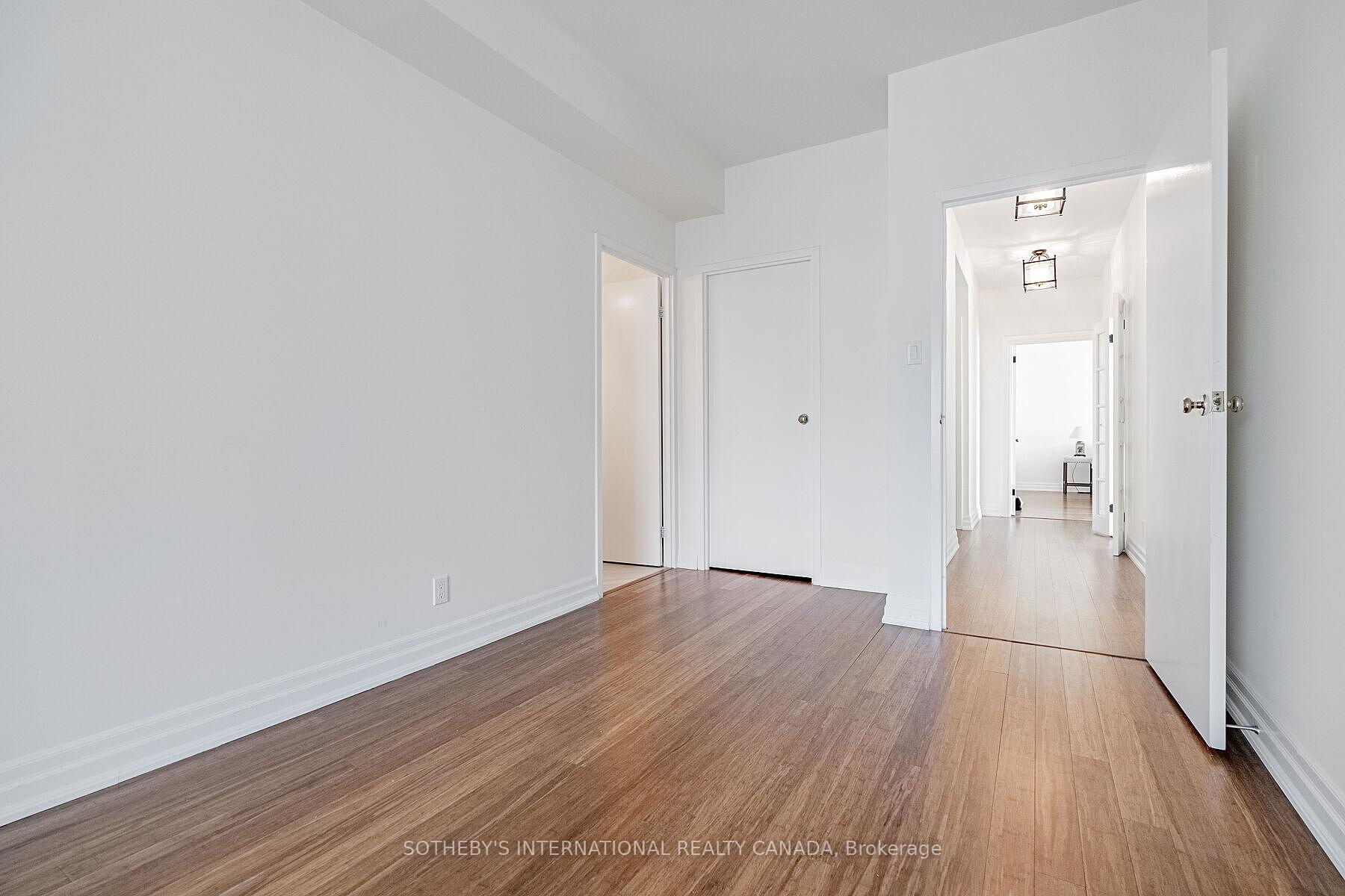 10 Queens Quay W 2305