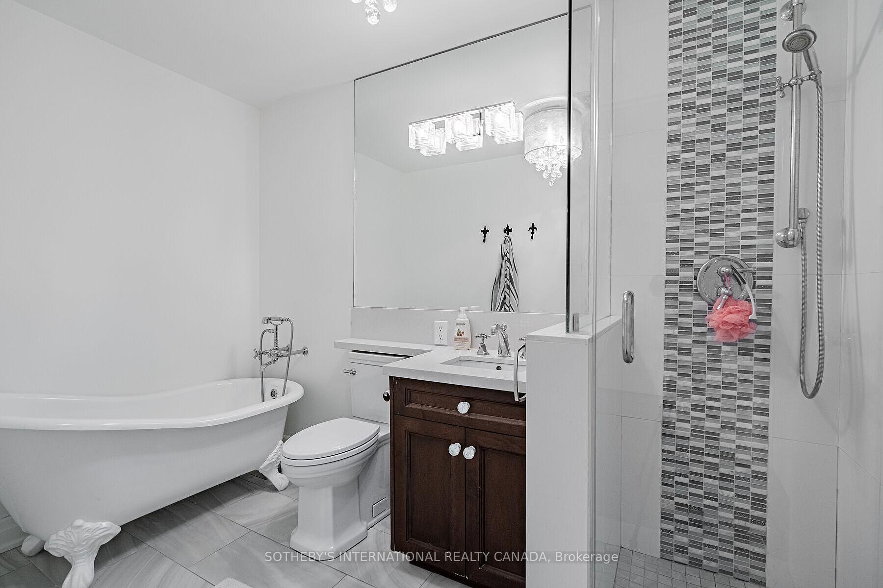 10 Queens Quay W 2305