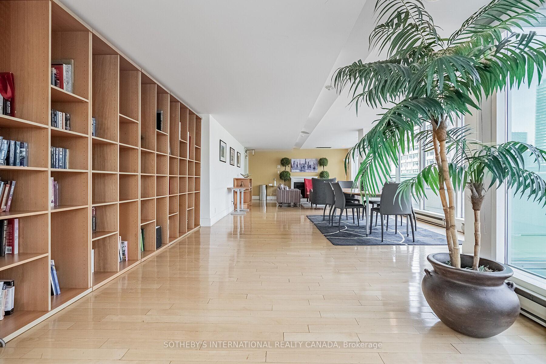 10 Queens Quay W 2305