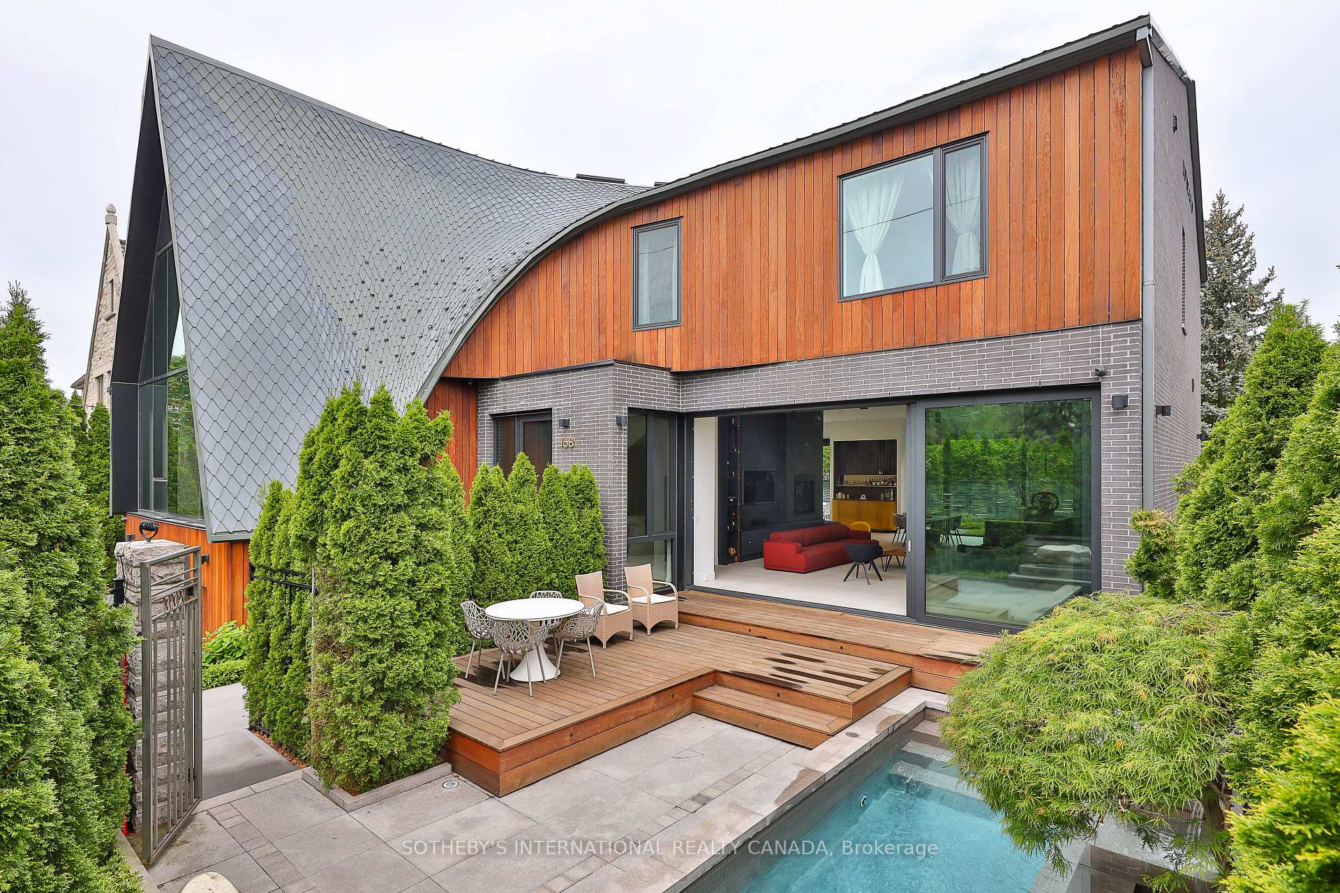 108 Stratford Crescent