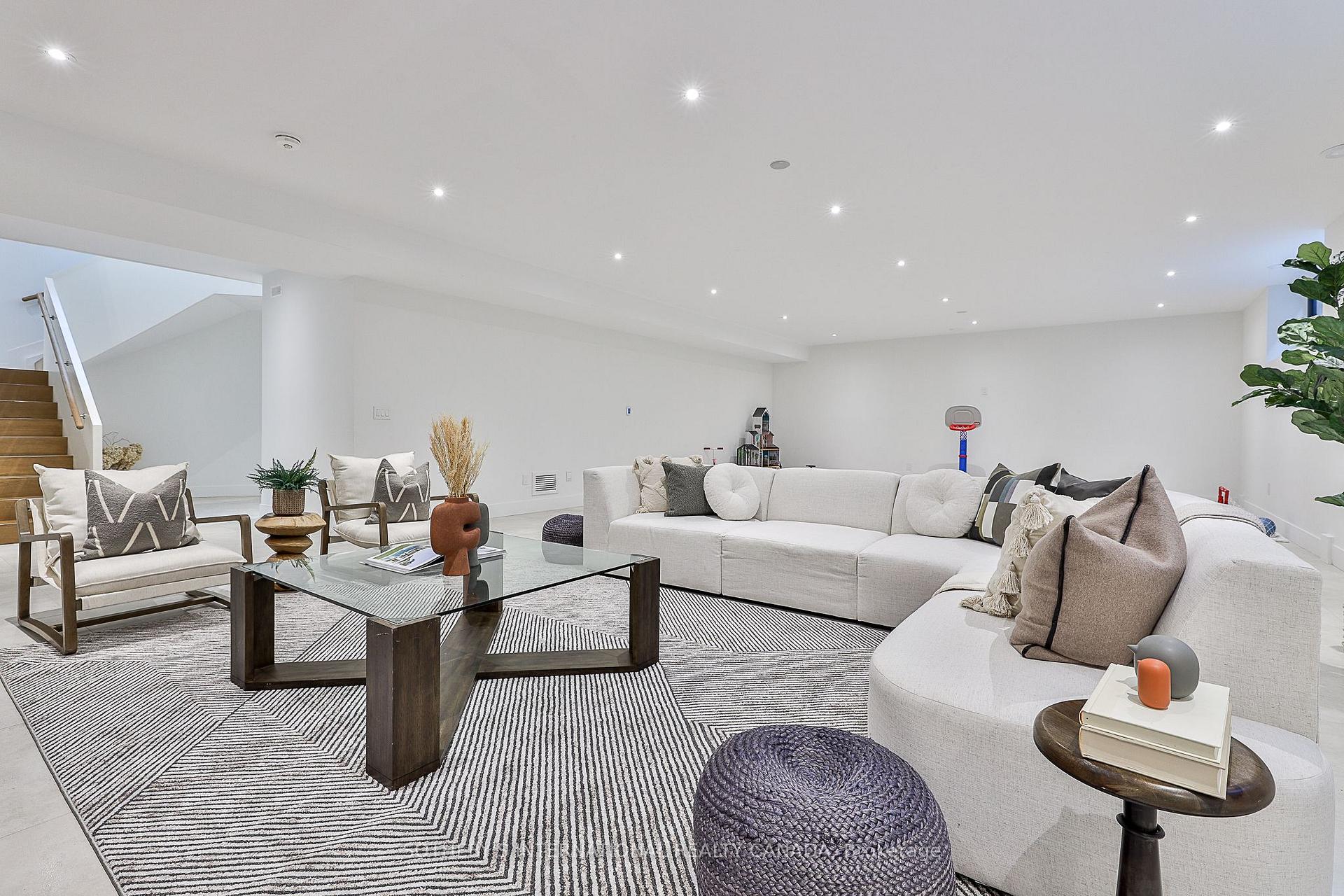 108 Stratford Crescent