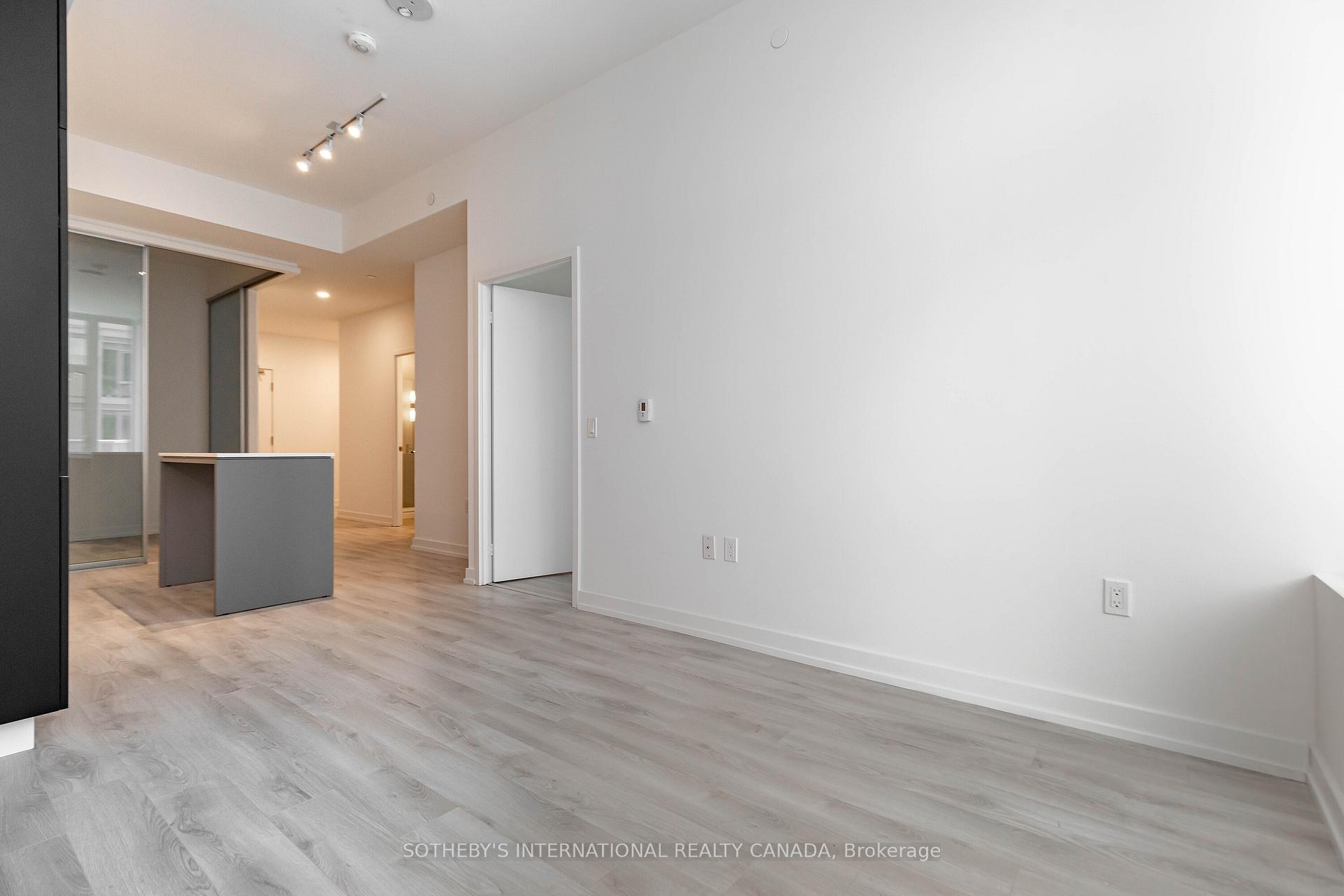 33 Helendale Avenue 403