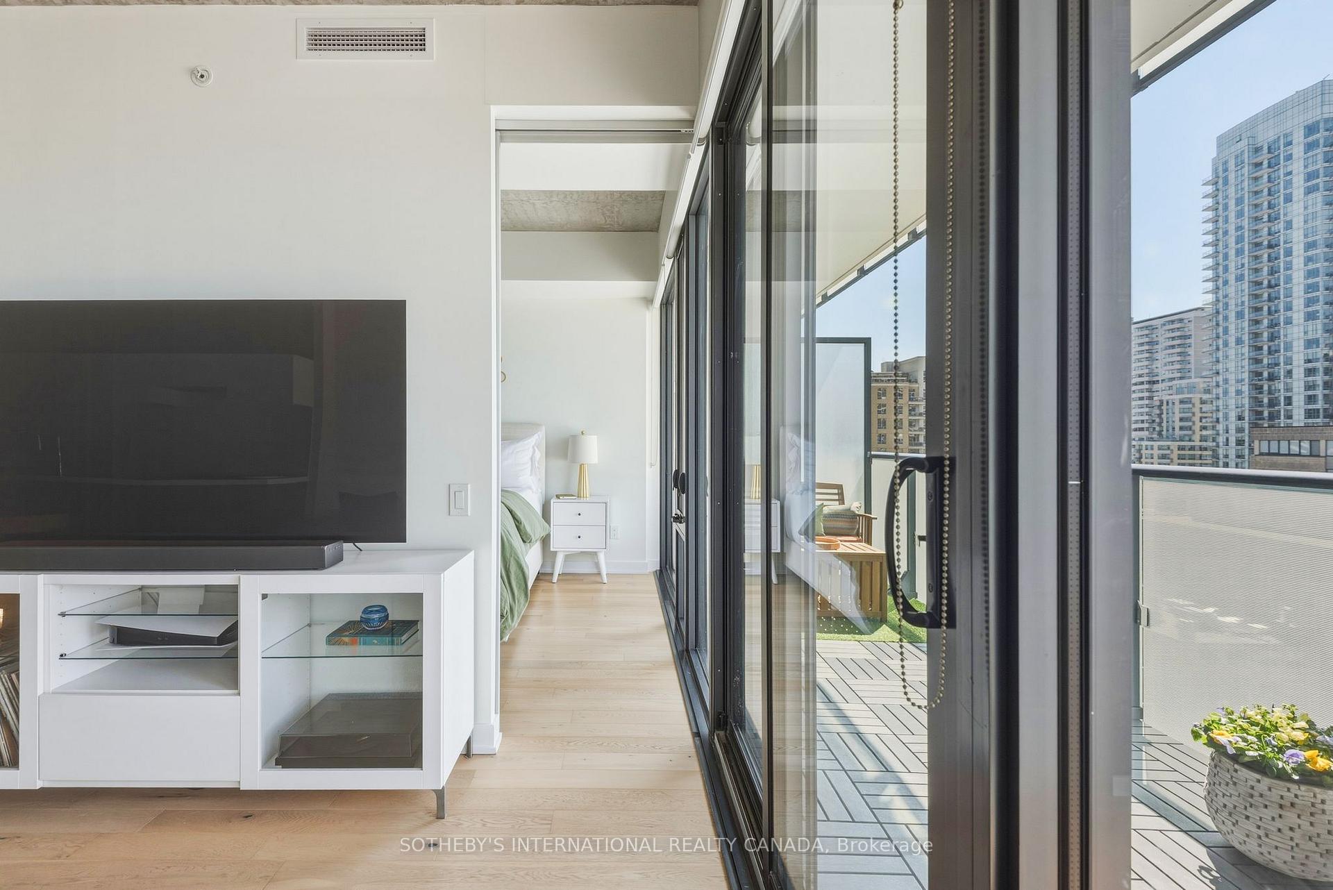185 Roehampton Avenue 1101