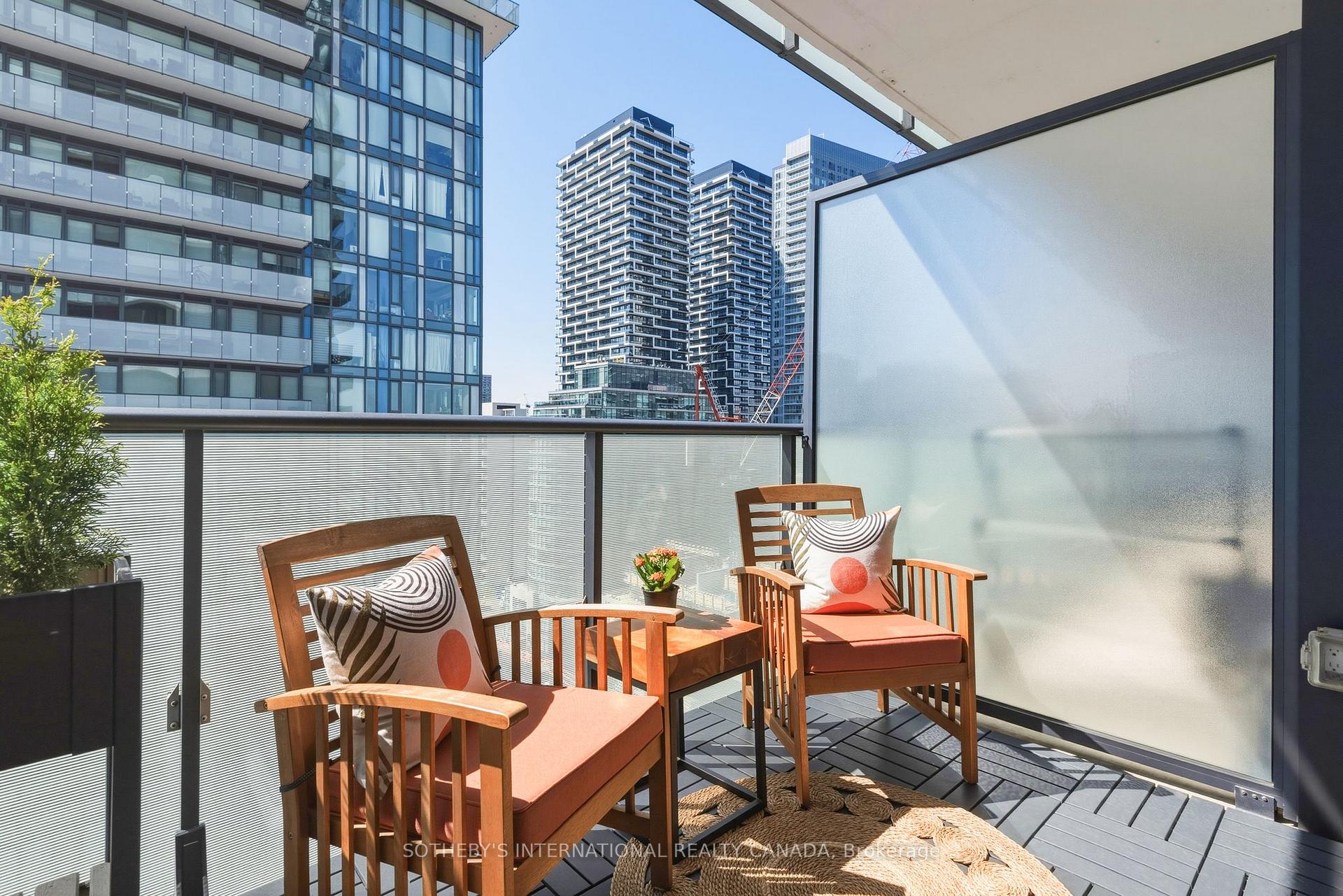 185 Roehampton Avenue 1101