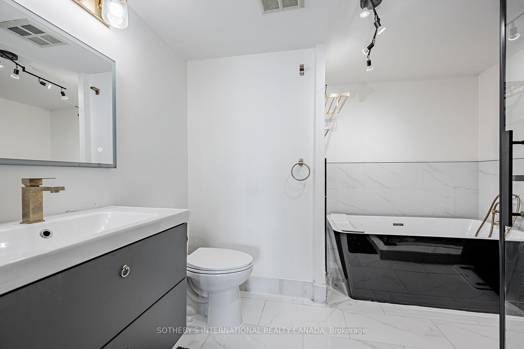 10 Yonge Street 1012