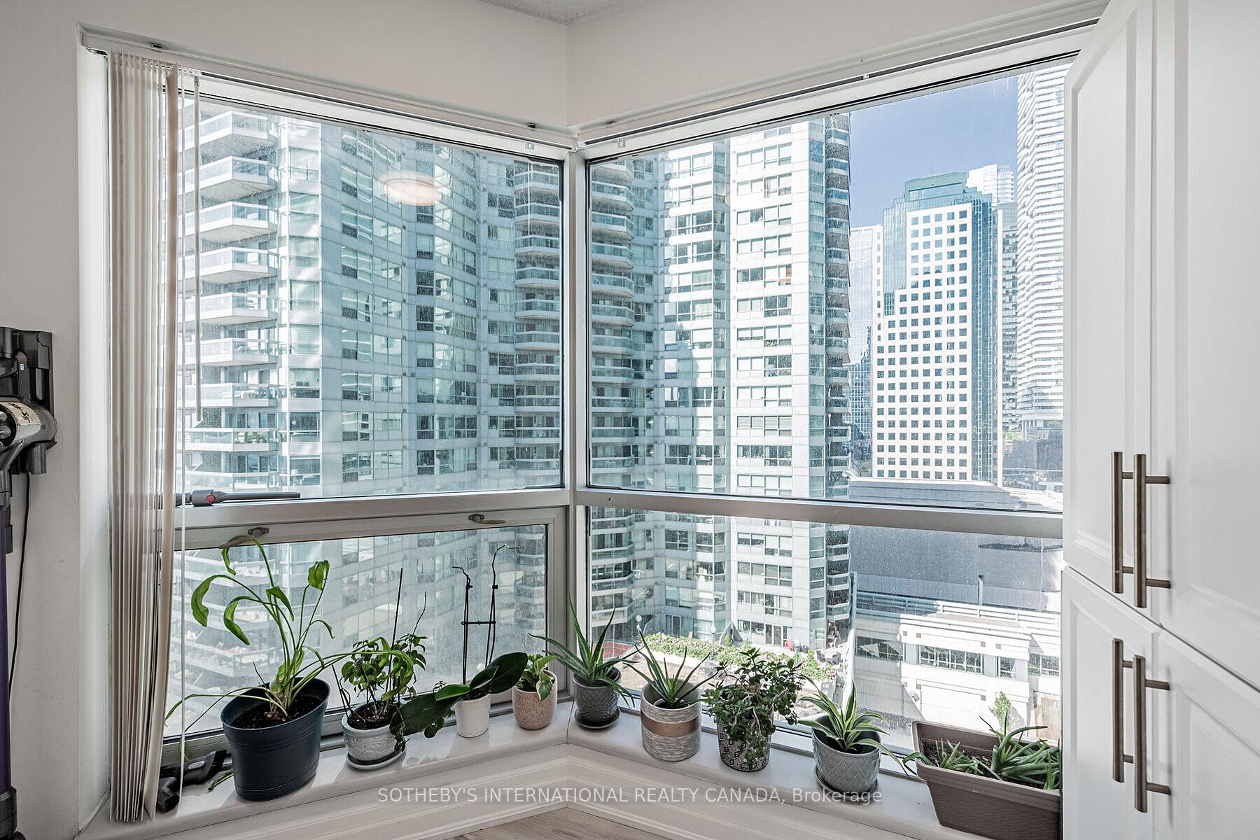 10 Yonge Street 1012